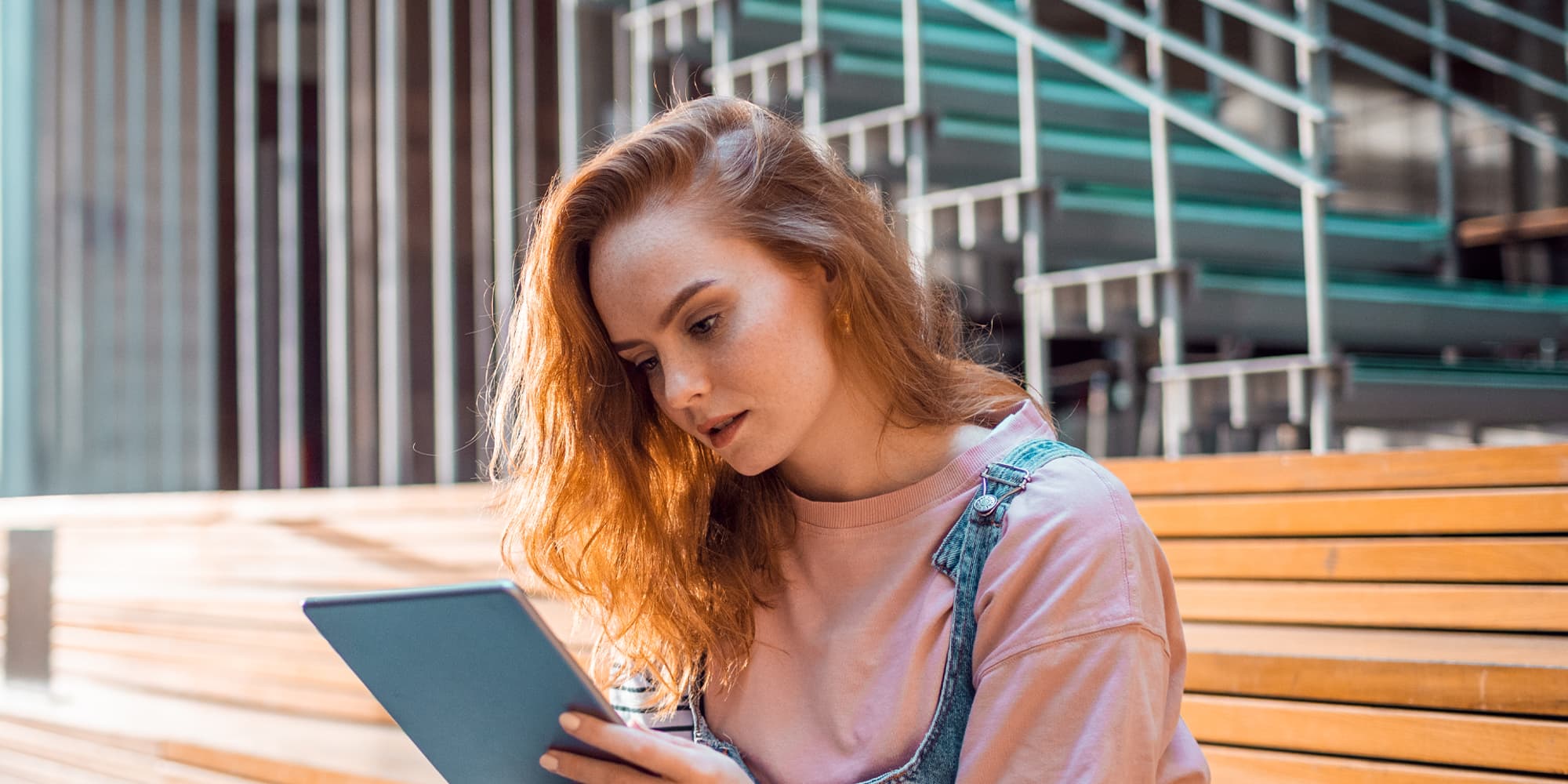 Titelbild für Infoseite “Probestudium”: Studentin mit Tablet in der Hand