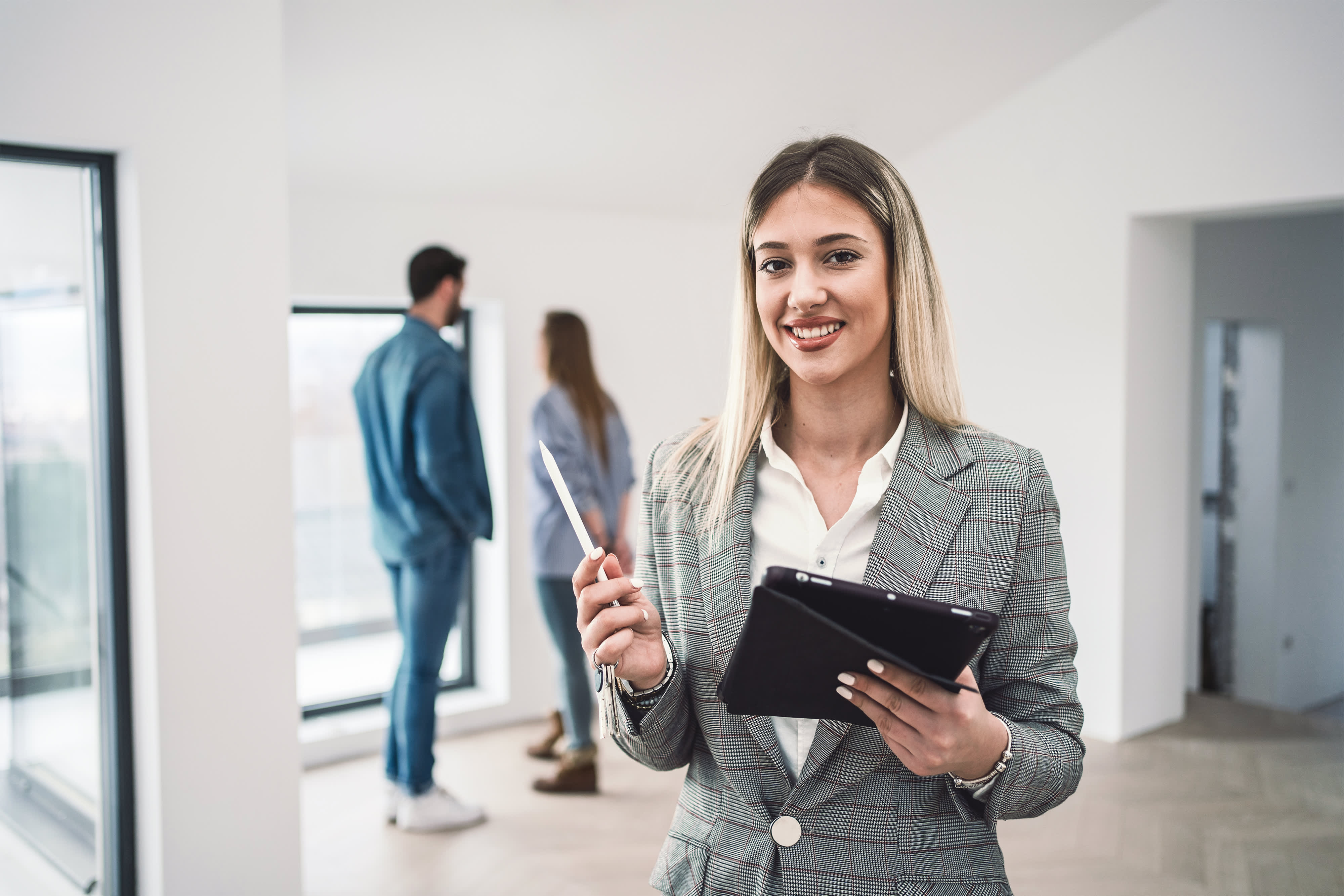 Titelbild für Studiengangseite duales Studium Immobilienwirtschaft: Immobilienmaklerin bei Besichtigung