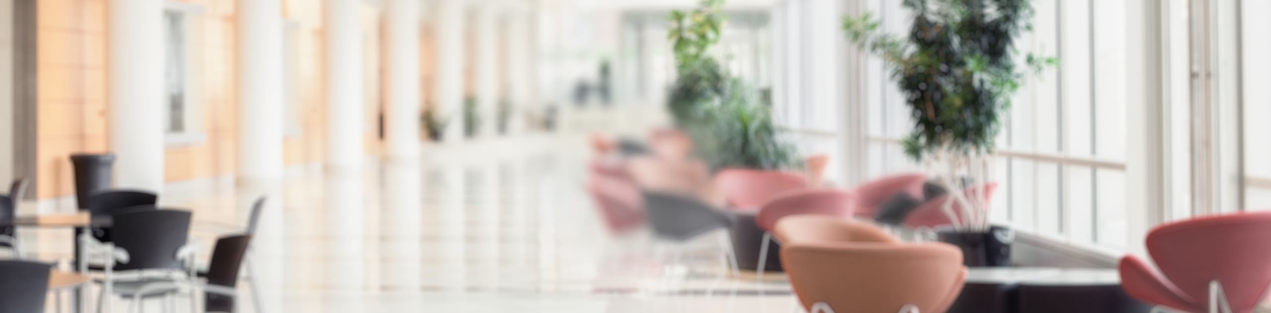 Hintergrund für Titelbbild für Infoseite "duales Studium 2023": Aufenthaltsraum mit Stühlen