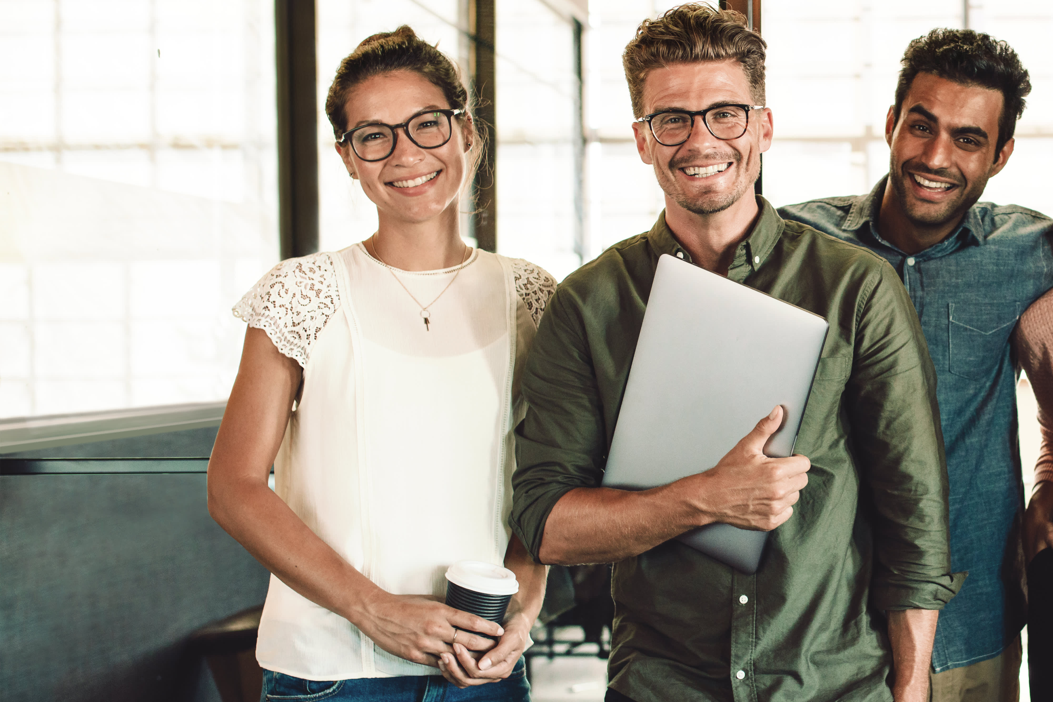 Titelbild für Infoseite "Duales Studium Jobs": drei grinsende Studenten mit Notizen in der Hand