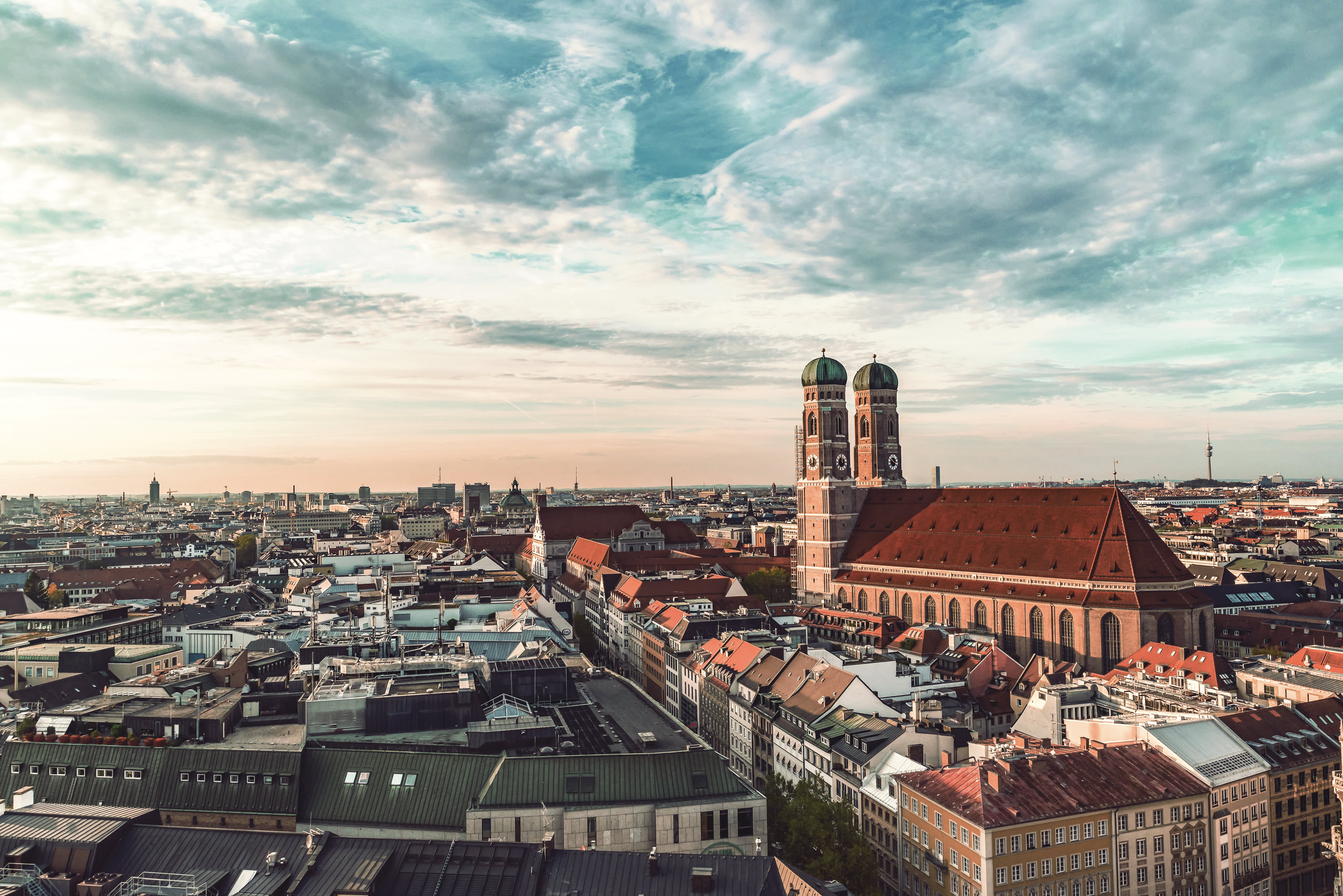 Titelbild für Infoseite "duales Studium Gesundheitsmanagement München": Blick auf historische Gebäude