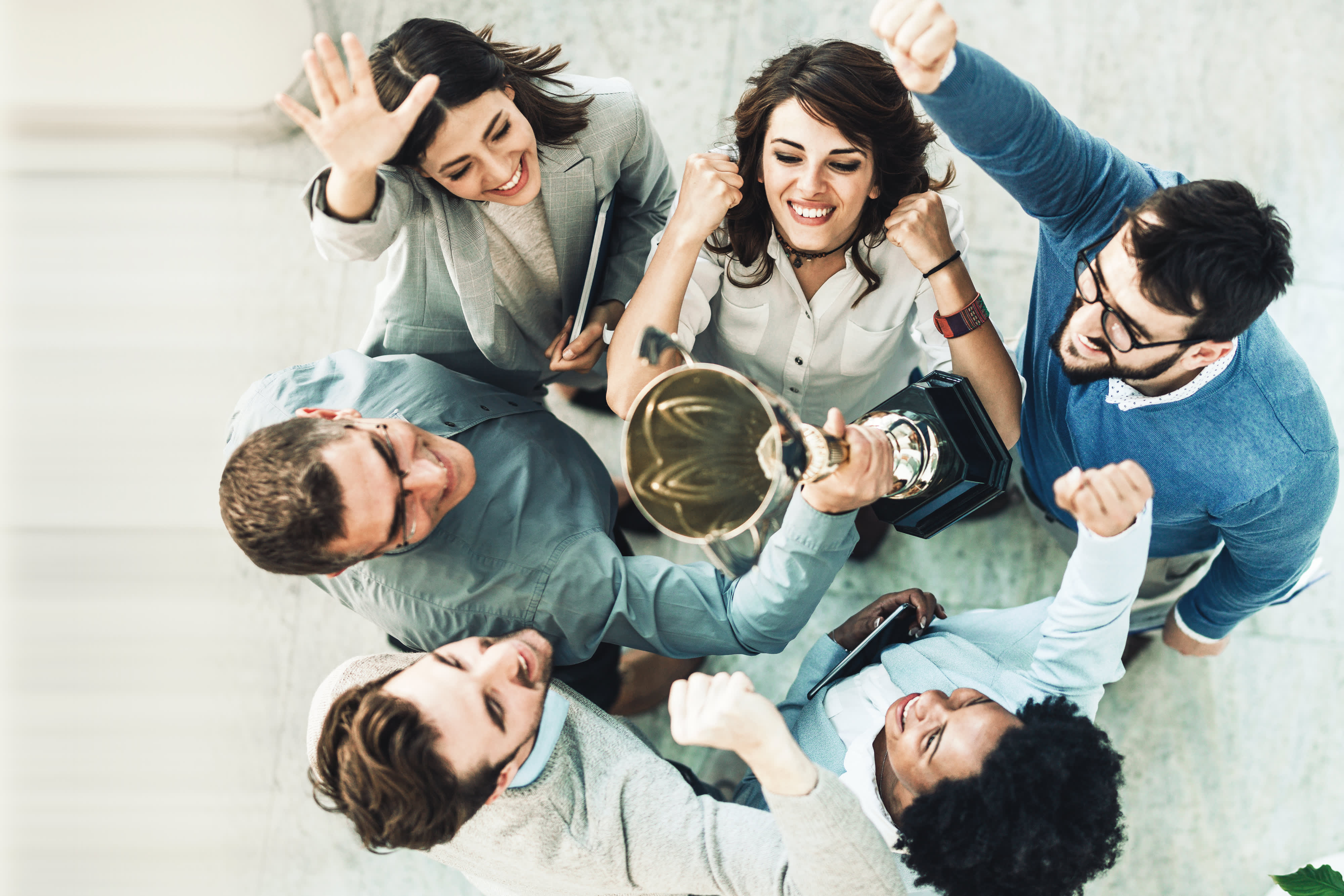 Titelbild für Infoseite "Akkreditierung & Qualität": 6 Menschen jubeln