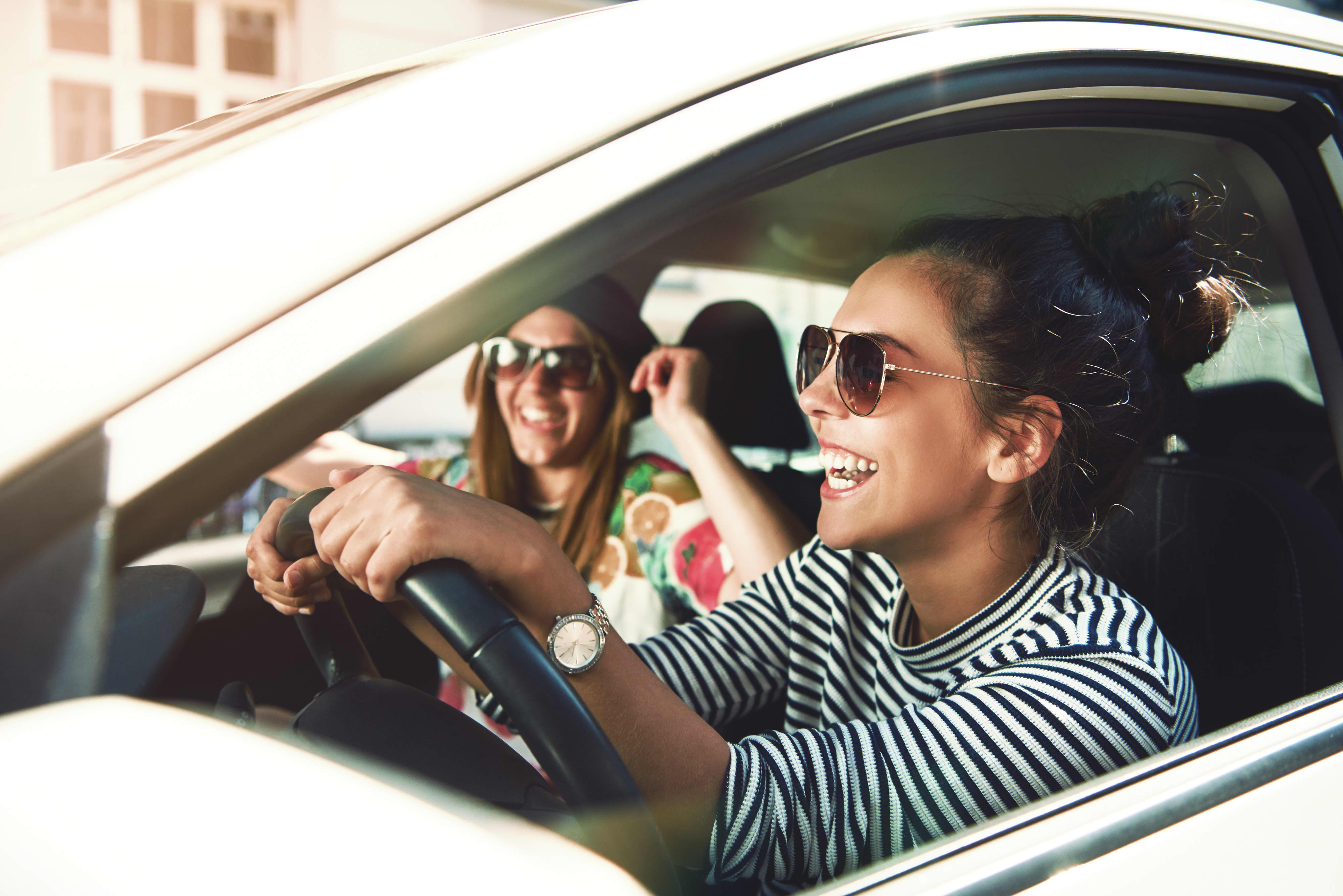 Titelbild für Infoseite "duales Studium NWR": zwei Studentinnen im Auto
