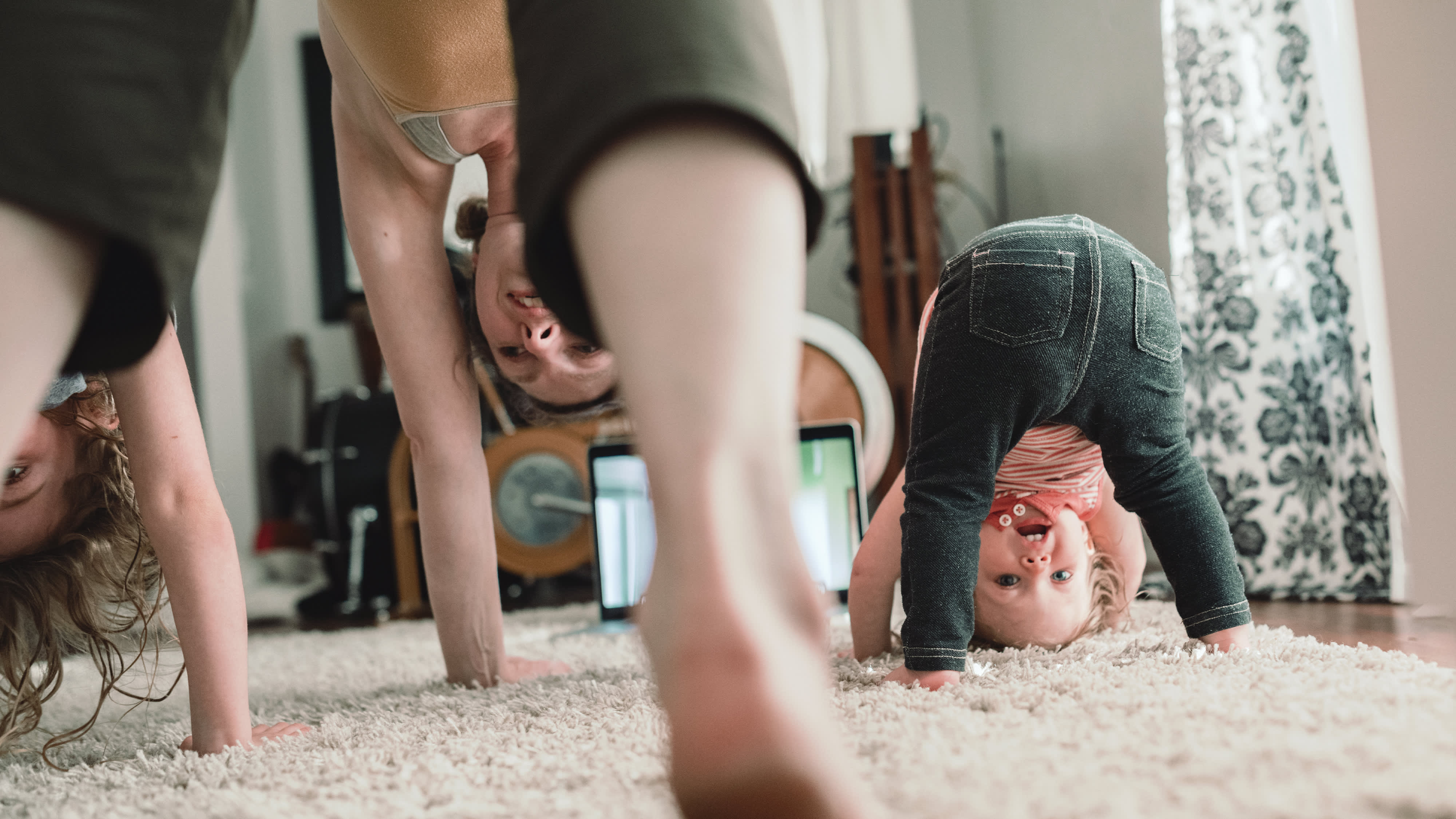 Mutter mit 2 Kindern beim Spielen im Wohnzimmer