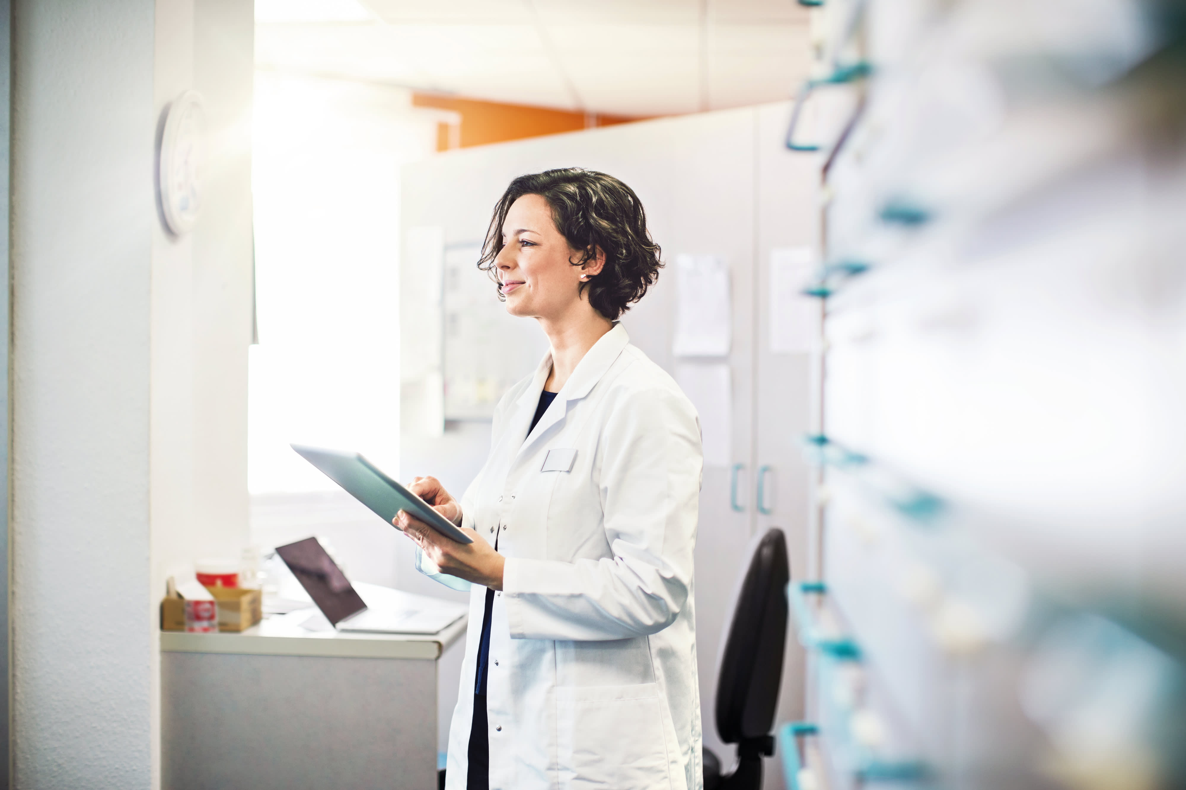 Titelbild für Infoseite “Master Gesundheitsmanagement”: Gesundheitsmanagerin im Ärztezimmer