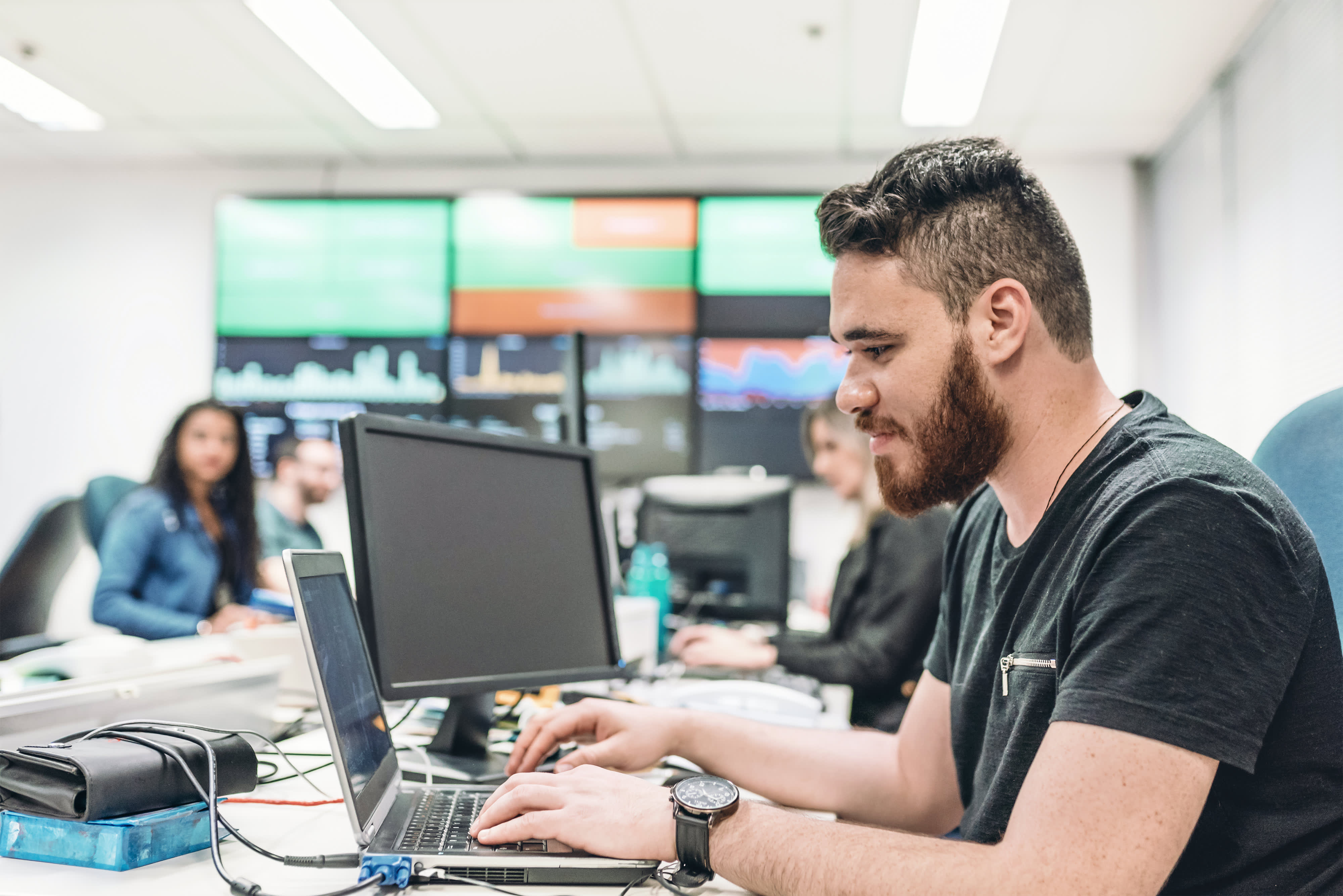 Titelbild für Infoseite “Master Data Management”: Datamanager arbeitet am Laptop im Büro