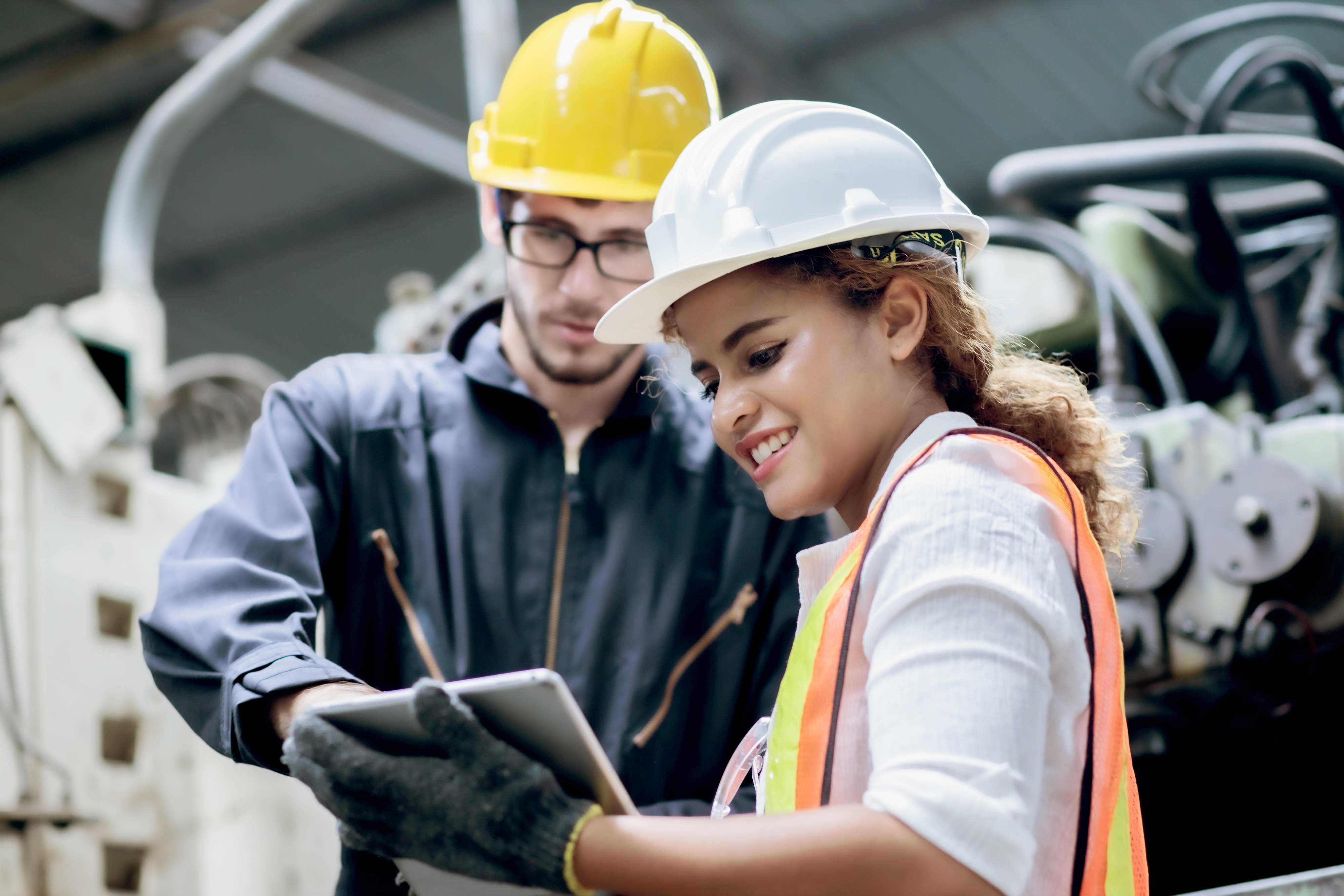 Titelbild für Infoseite “Bachelor Bauingenieurwesen”: Mitarbeiter in Produktionshalle
