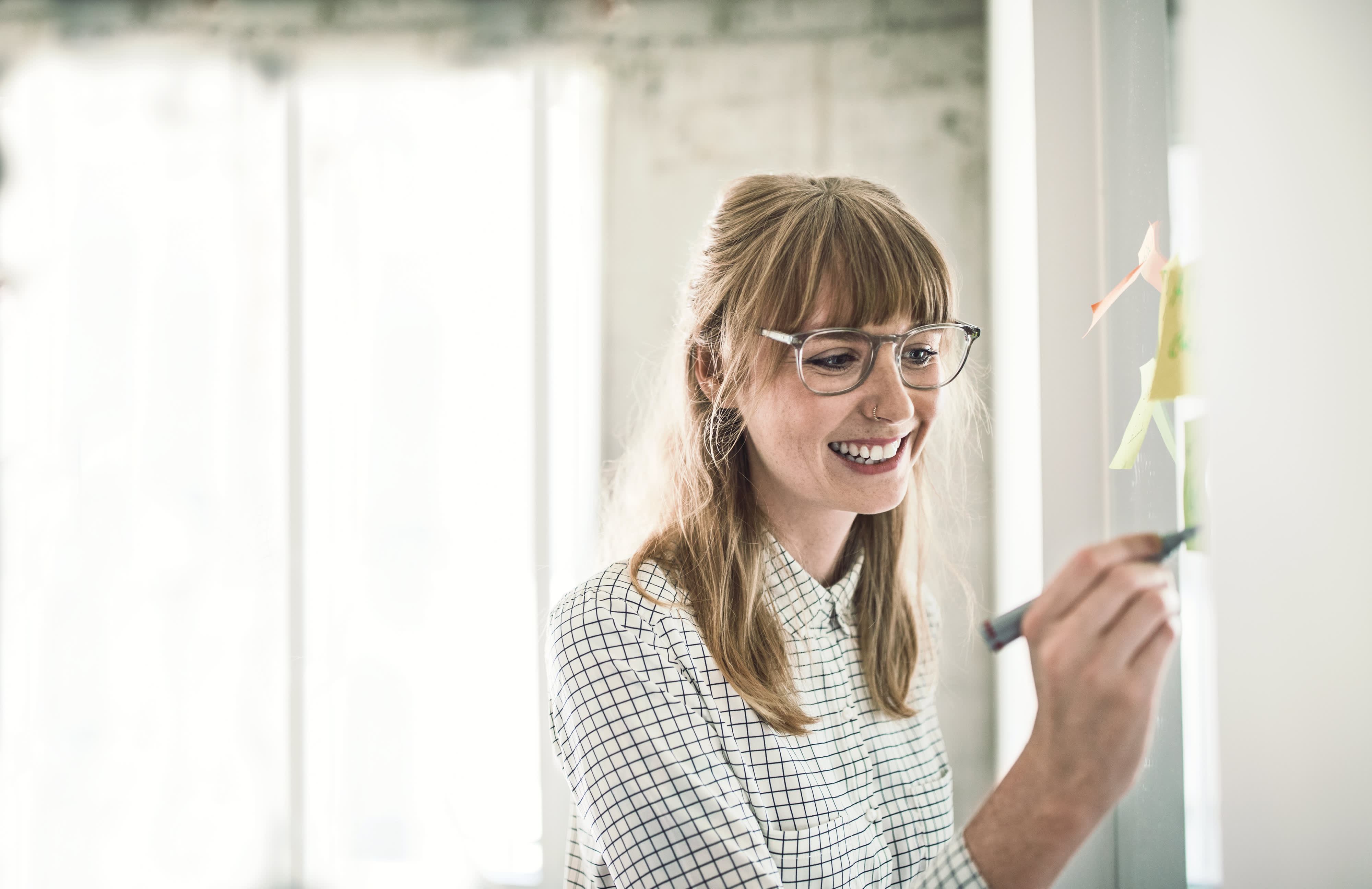 Titelbild für Infoseite "Pädagogik, Bildungsberatung und Leitung": Studentin schreibt an Whiteboard