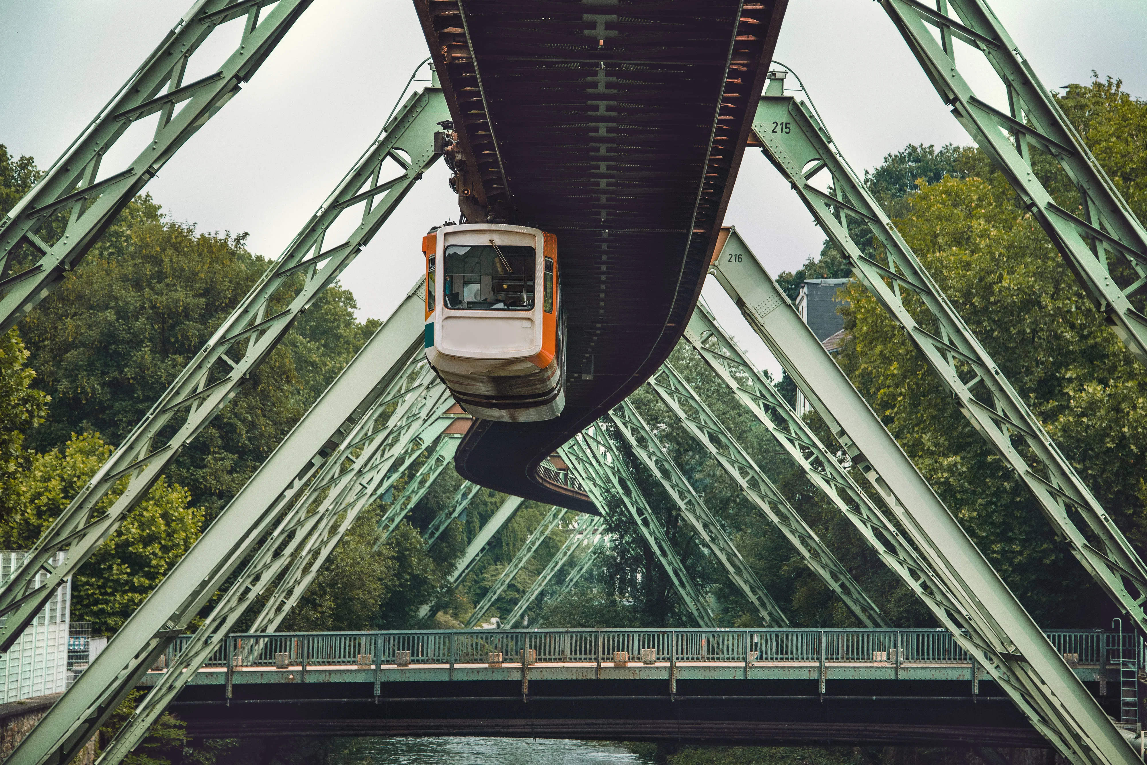 Titelbild auf Studiengangseite "duales Studium Wuppertal": Hochseilbahn