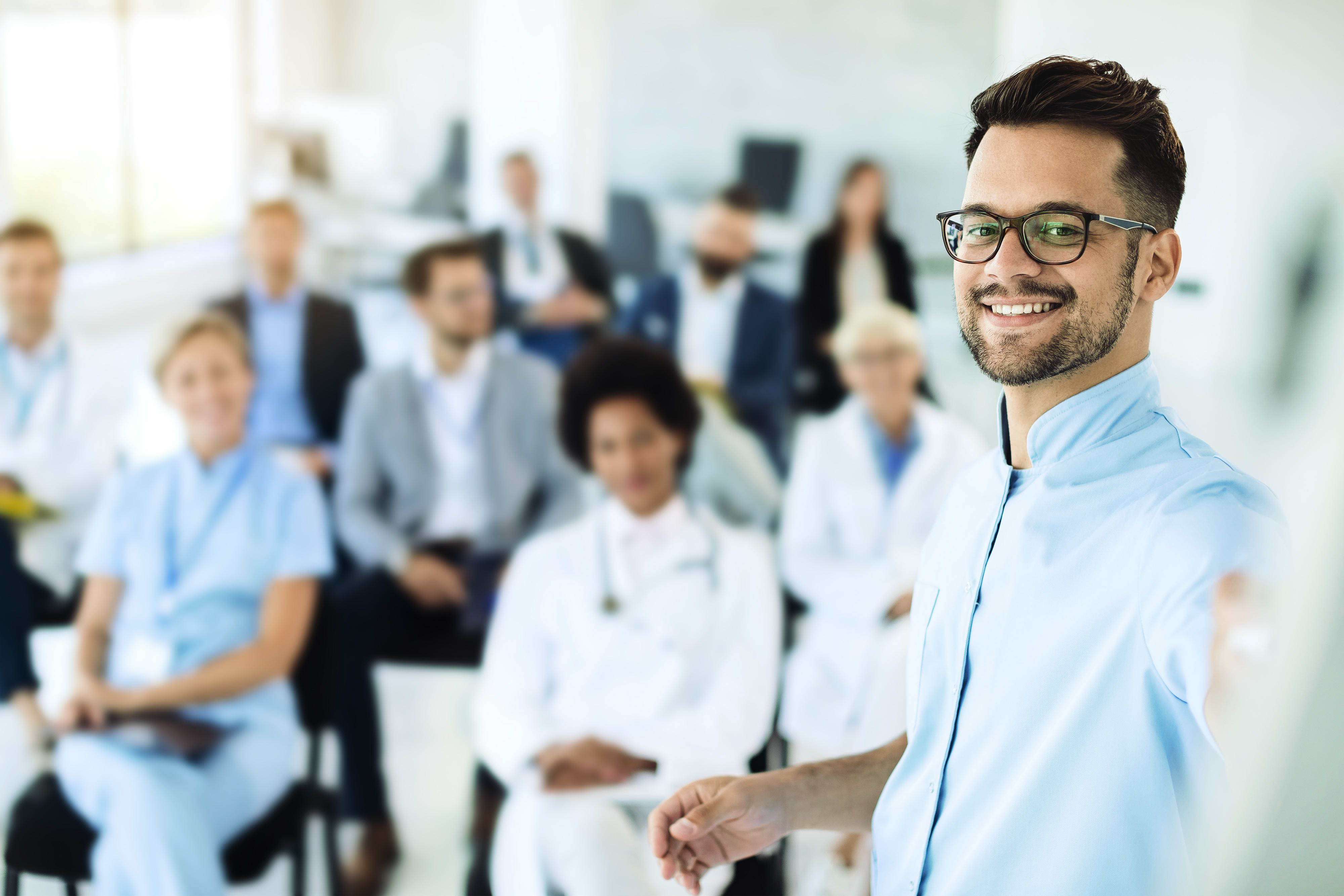 Titelbild für Infoseite "Master Public Health": Mann hält Vortrag vor Kollegen