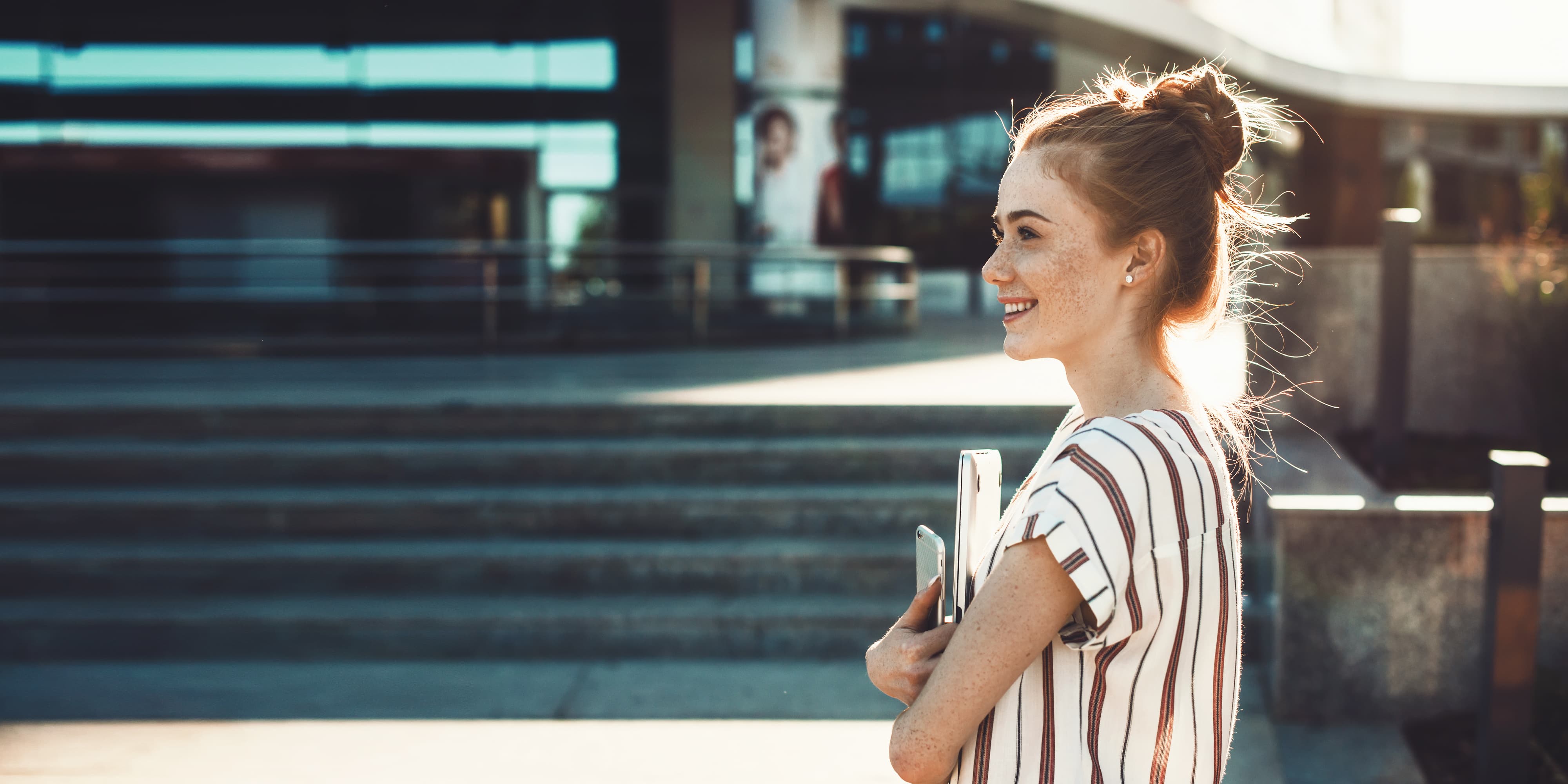 Titelbild für Infoseite “Akkreditierung und staatliche Anerkennung ”: Studentin vor dem Campus