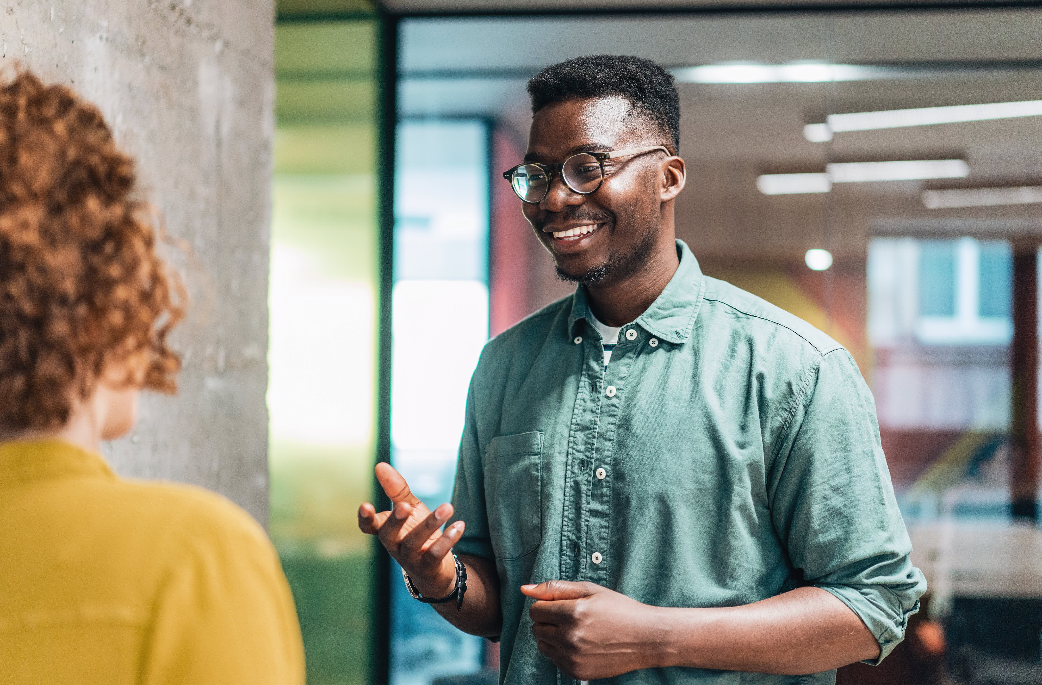 Mann hält Vortrag in einem Raum