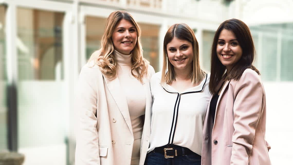 Drei Mitarbeiterinnen vom IU Prüfungsamt