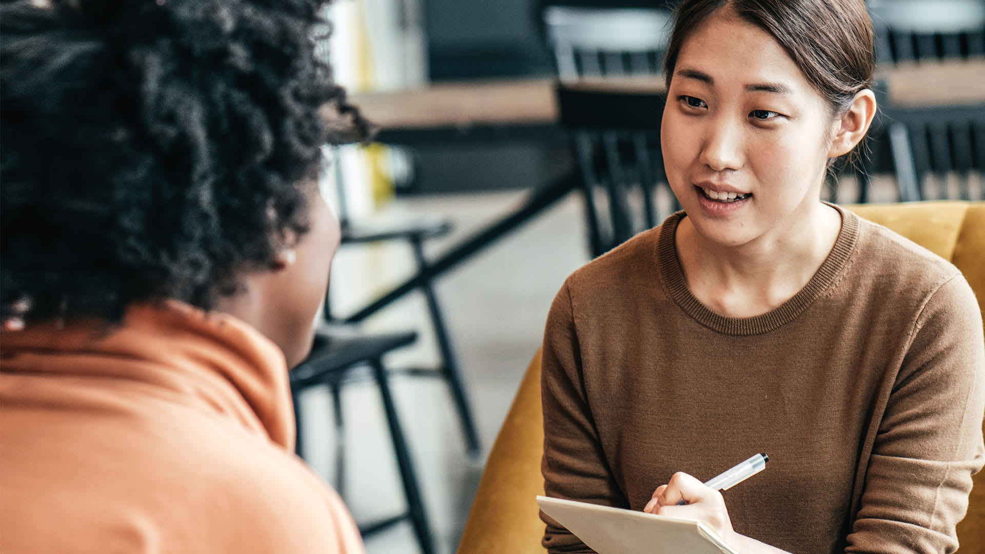 Psychologie studieren ohne Abitur – Studentinnen üben Gesprächssituation