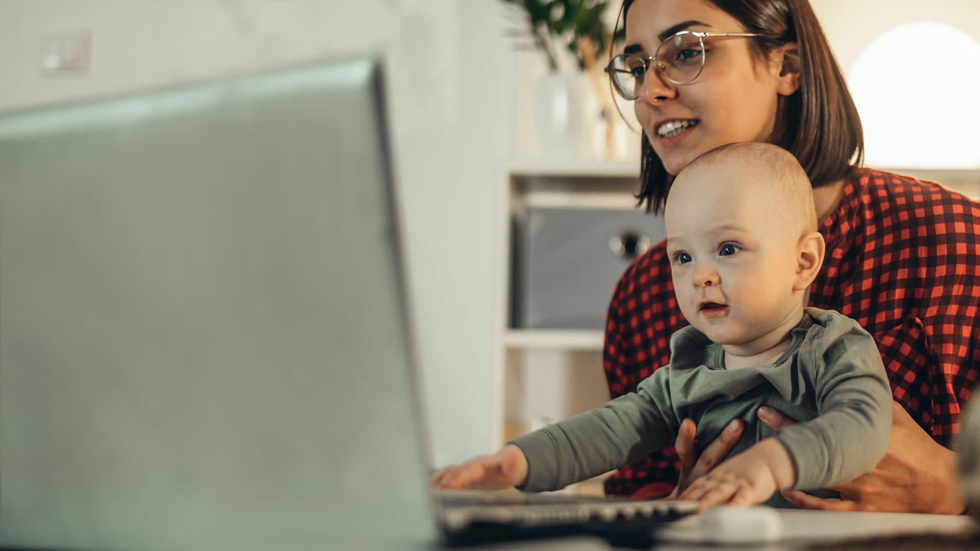 Flexibles Studieren mit Kind - Studentin mit Baby vor dem Laptop