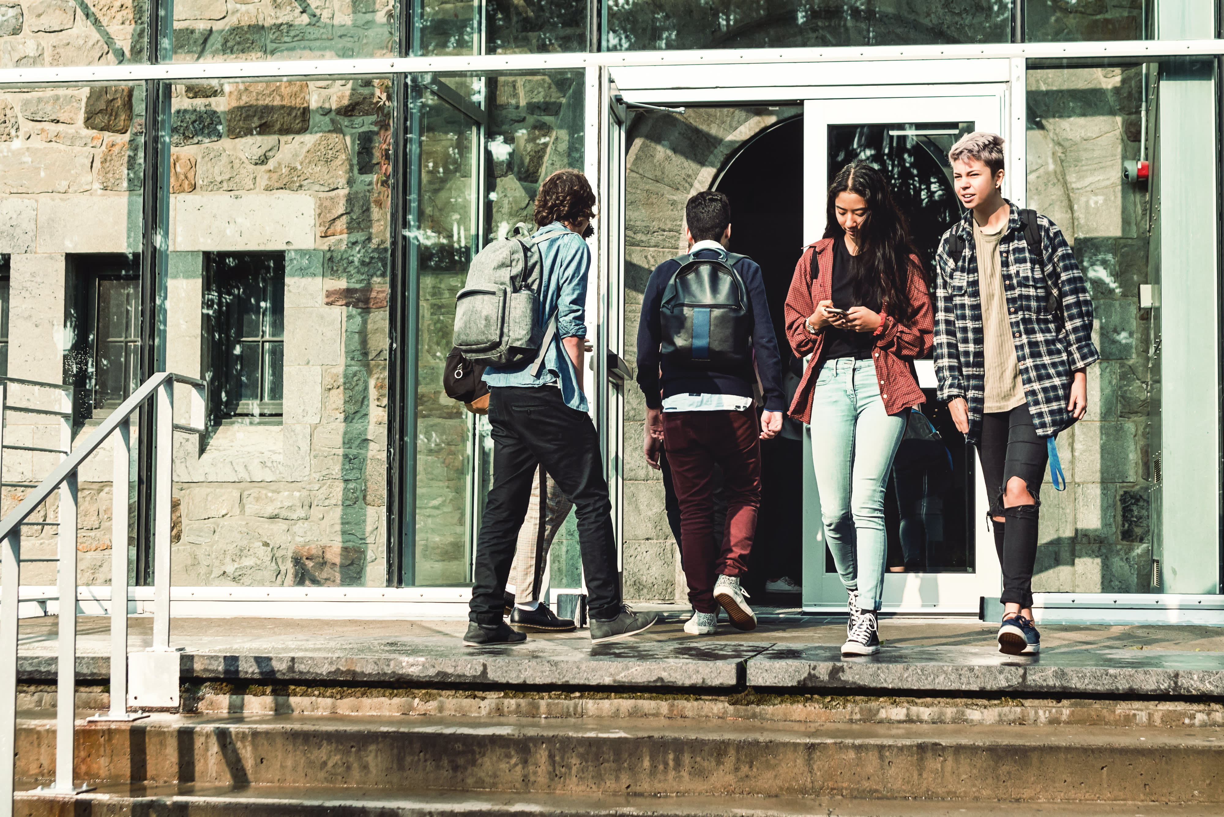 Studierende vor Hochschul-Eingang