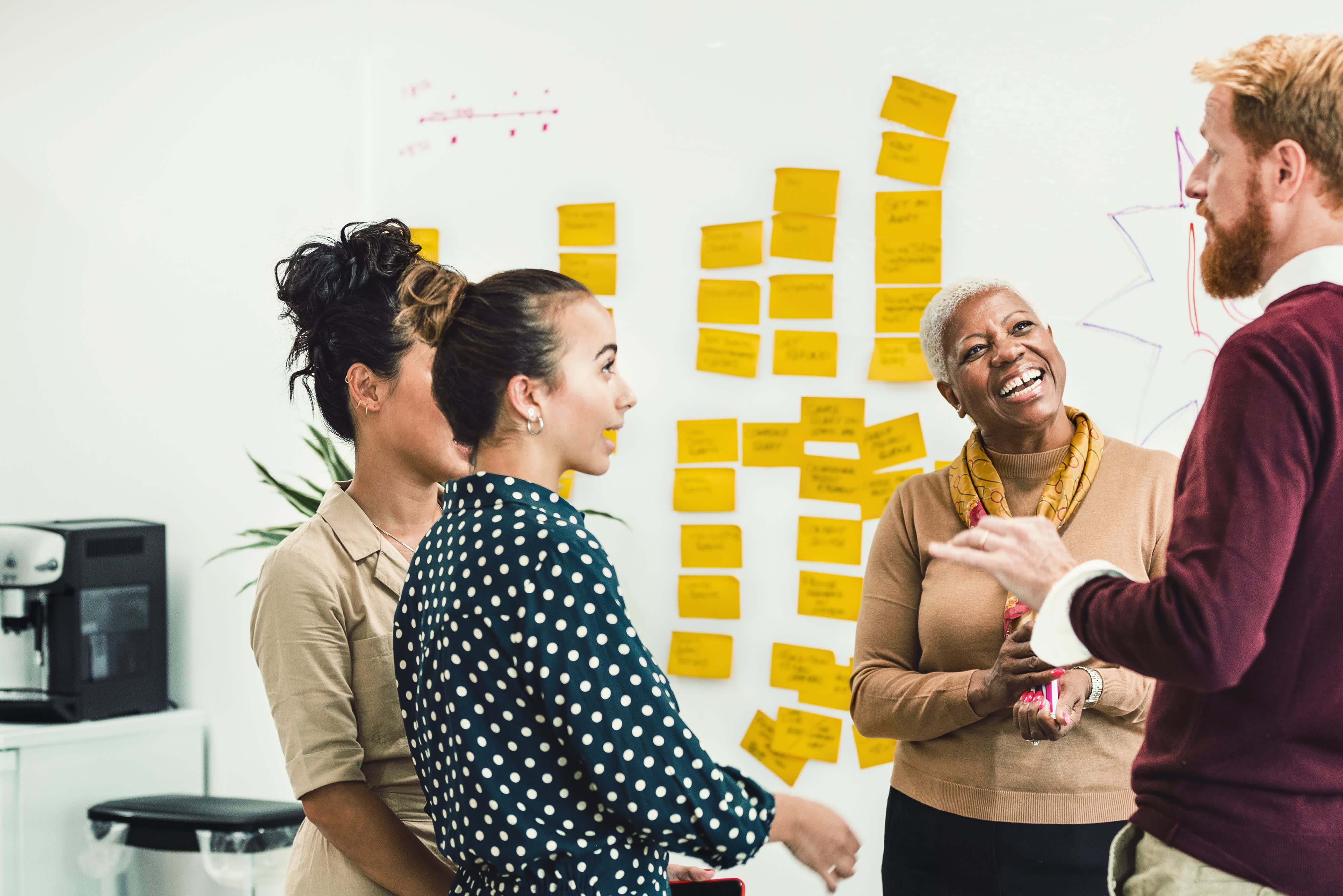 Titelbild für Infoseite "Kooperationsprojekte": Kollegen sammeln Ideen am Whiteboard