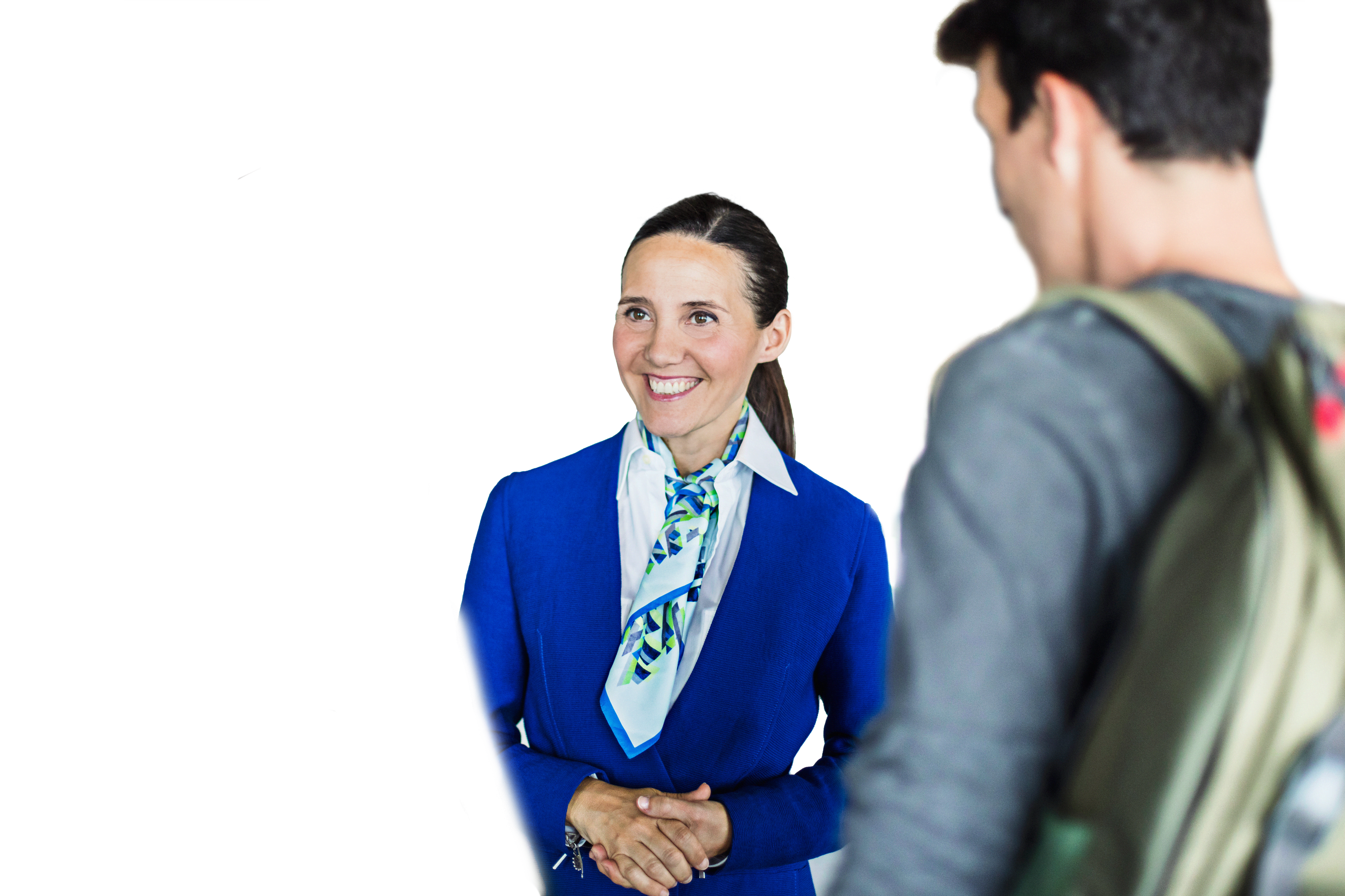 Titelbild für Infoseite “Bachelor Tourismusmanagement”: Lächelnde Hotel Managerin begrüßt Gäste