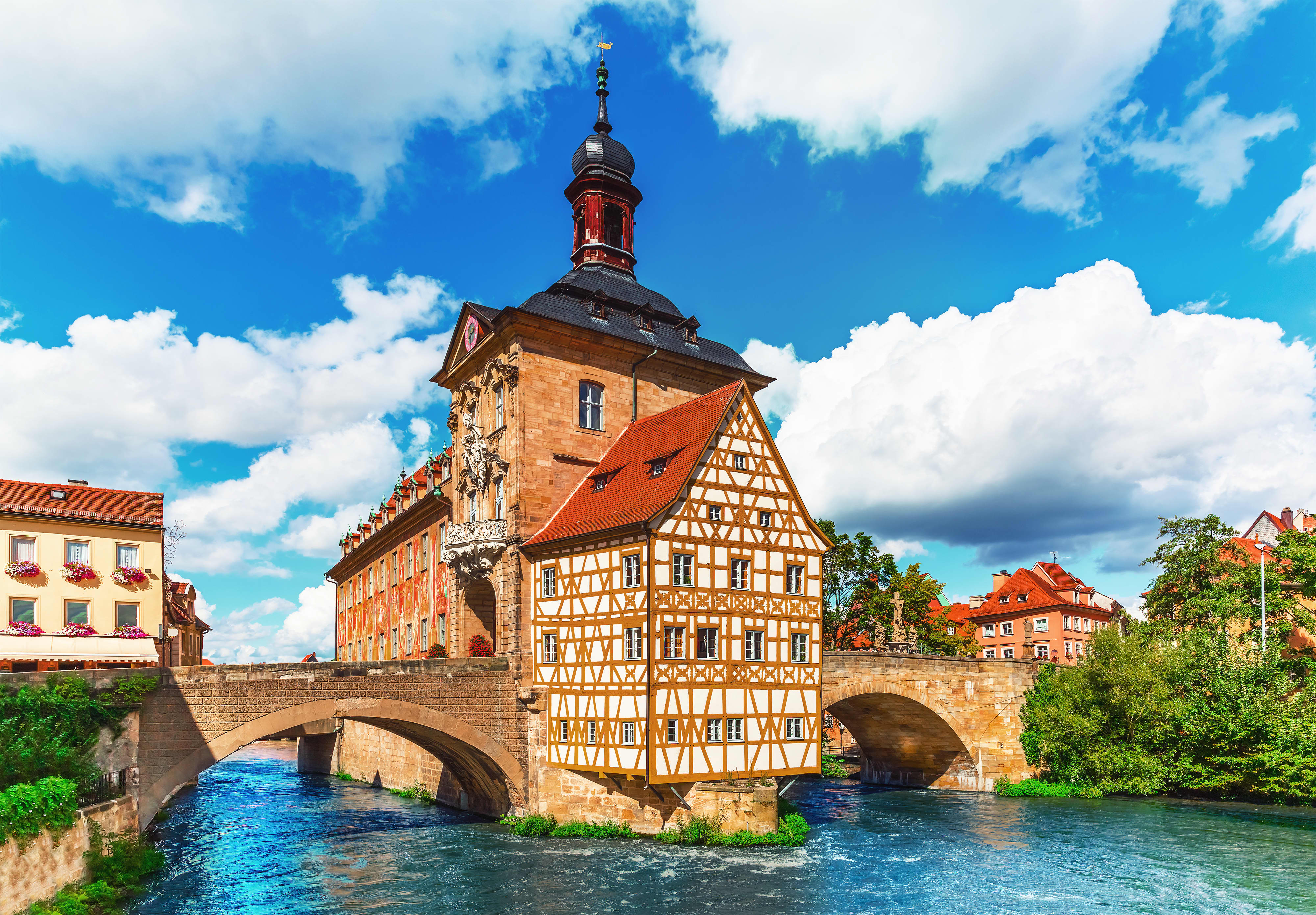 Titelbild für Infoseite "duales Studium Bamberg": historisches Gebäude mit Brücke über Fluss