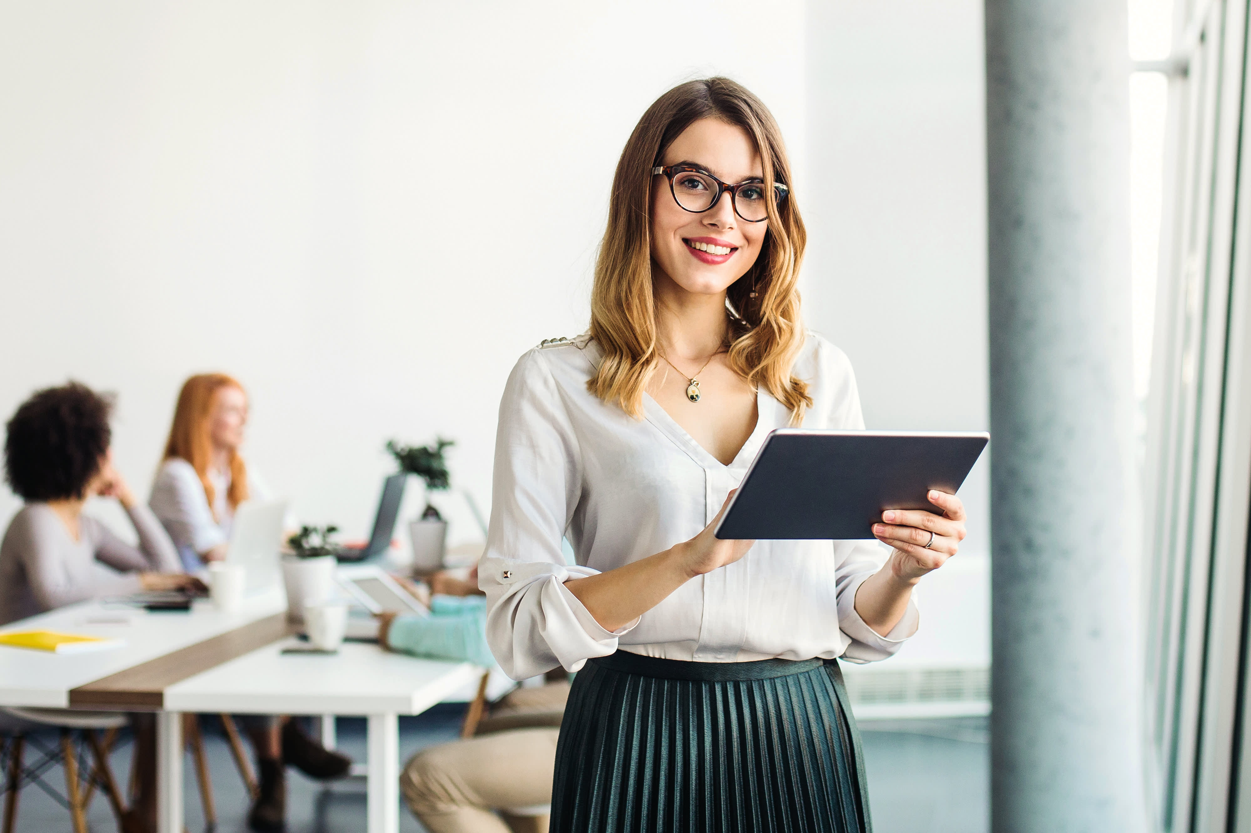 Titelbild für Infoseite “Bachelor Digital Health”: Studentin in einem Besprechungsraum