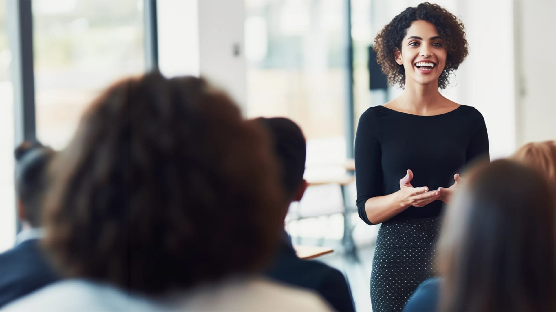 Titelbild zum Artikel "Erfolgreich präsentieren": Frau spricht vor Publikum
