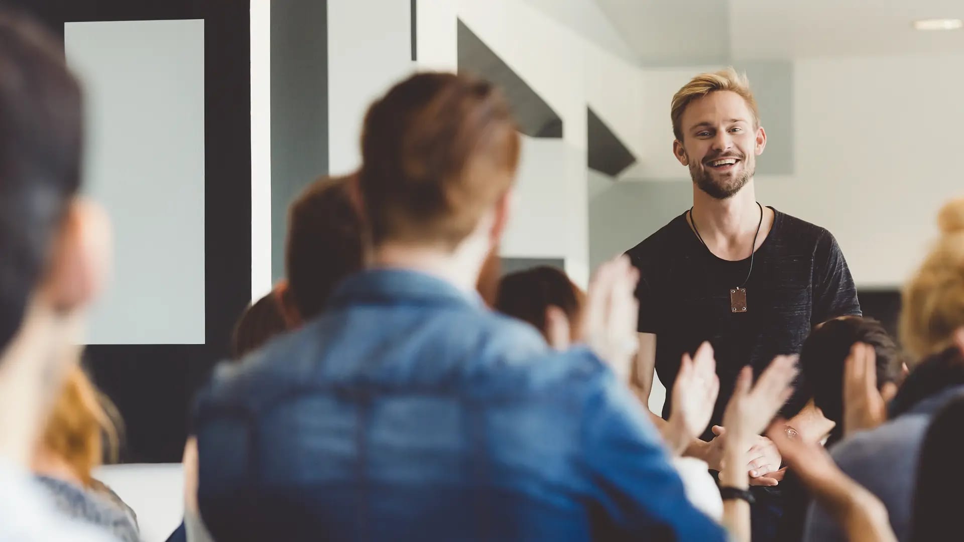 Titelbild zum Artikel "Lampenfieber besiegen": Student steht vor kleinem Publikum