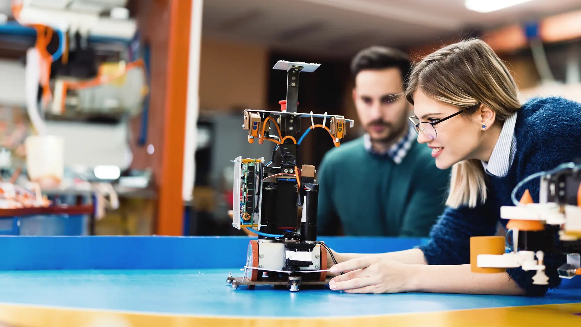 Titelbild zum Artikel "Maschinenbau studieren ohne Abitur": Maschinenbau-Studentin testet Maschinenaufbau im Labor