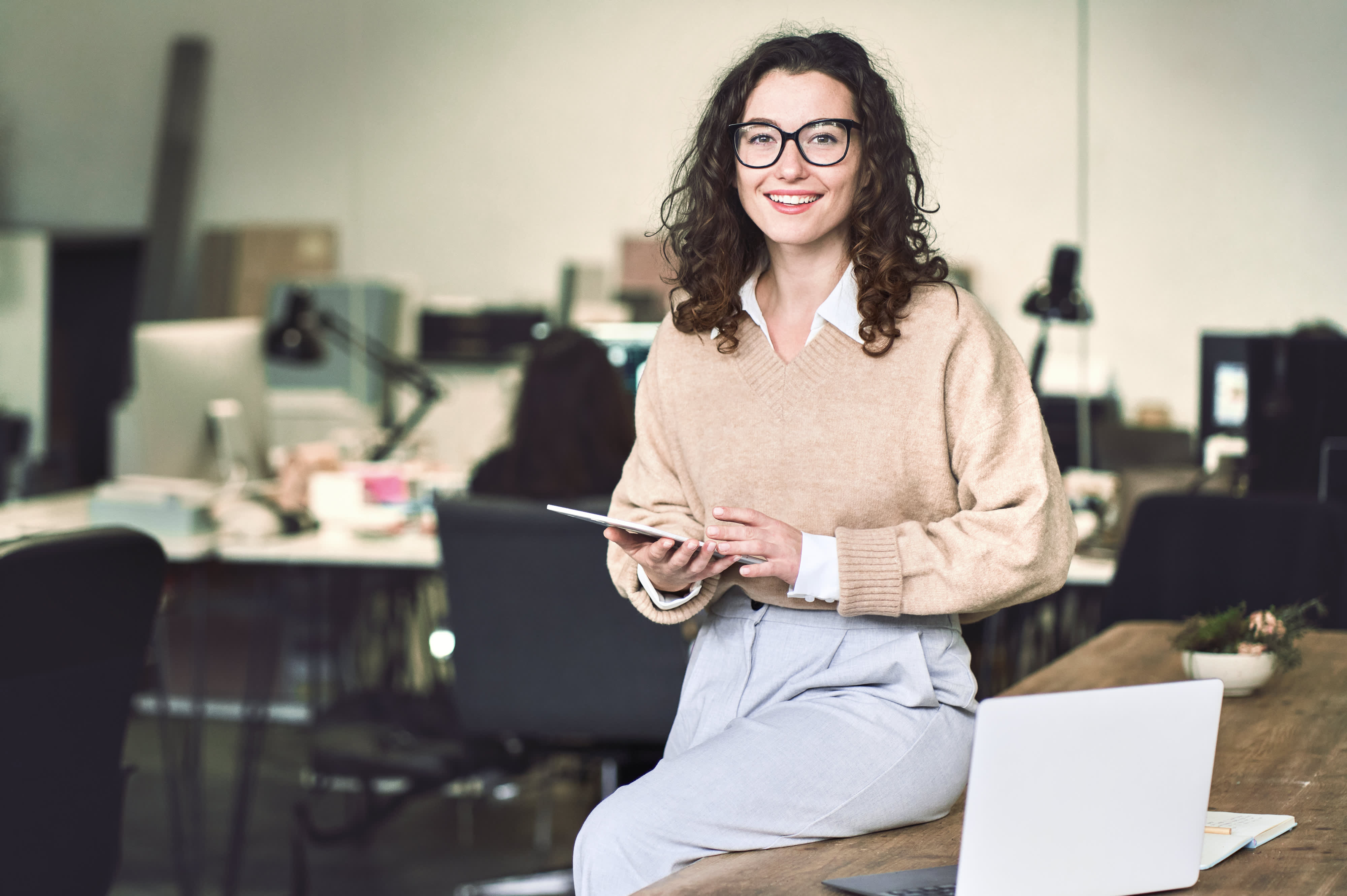Titelbild für Infoseite “duales Studium BWL Handelsmanagement": Studentin in Büro