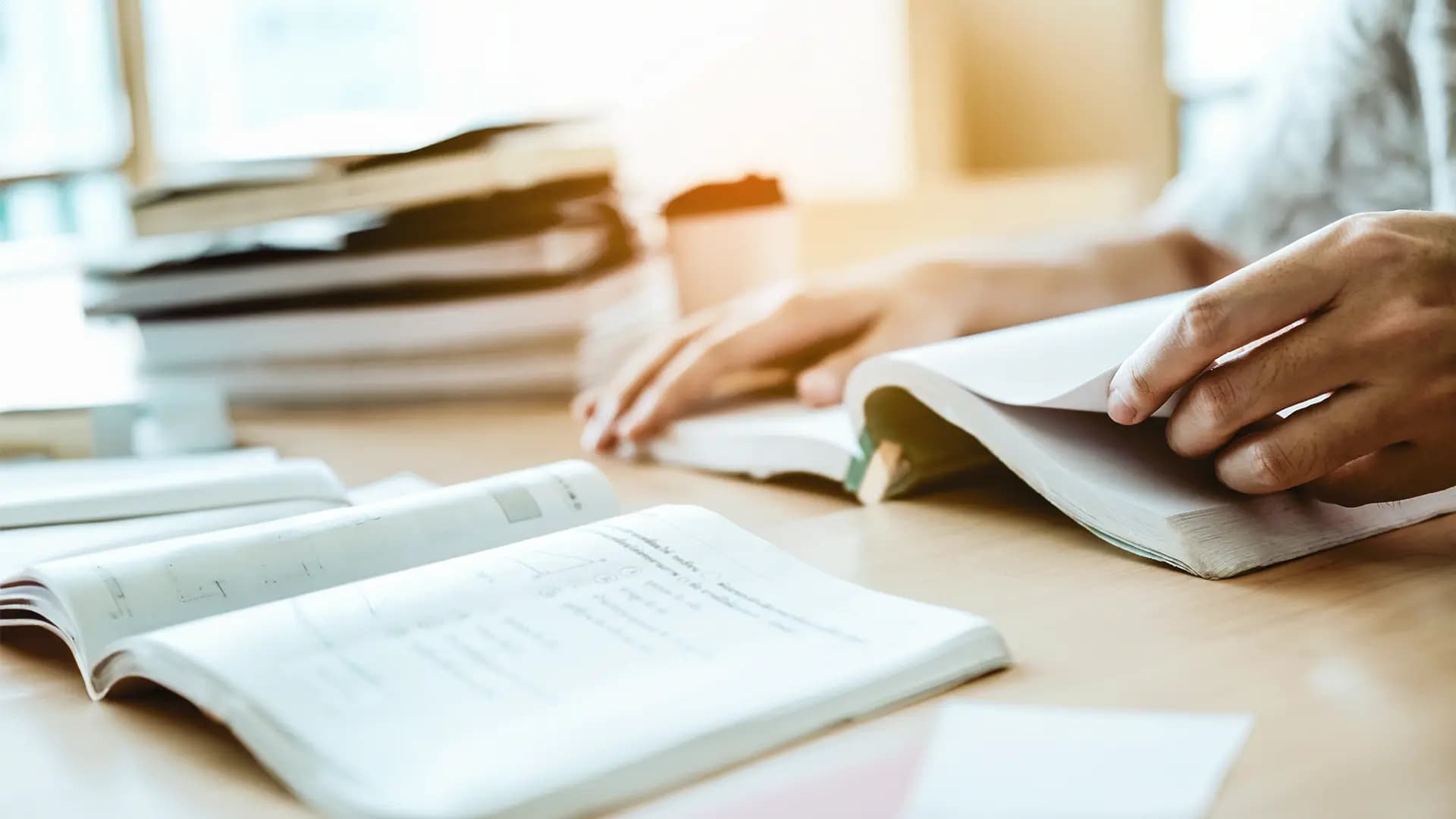 Titelbild zum Artikel "Legasthenie im Studium": Aufgeschlagene Bücher auf Schreibtisch