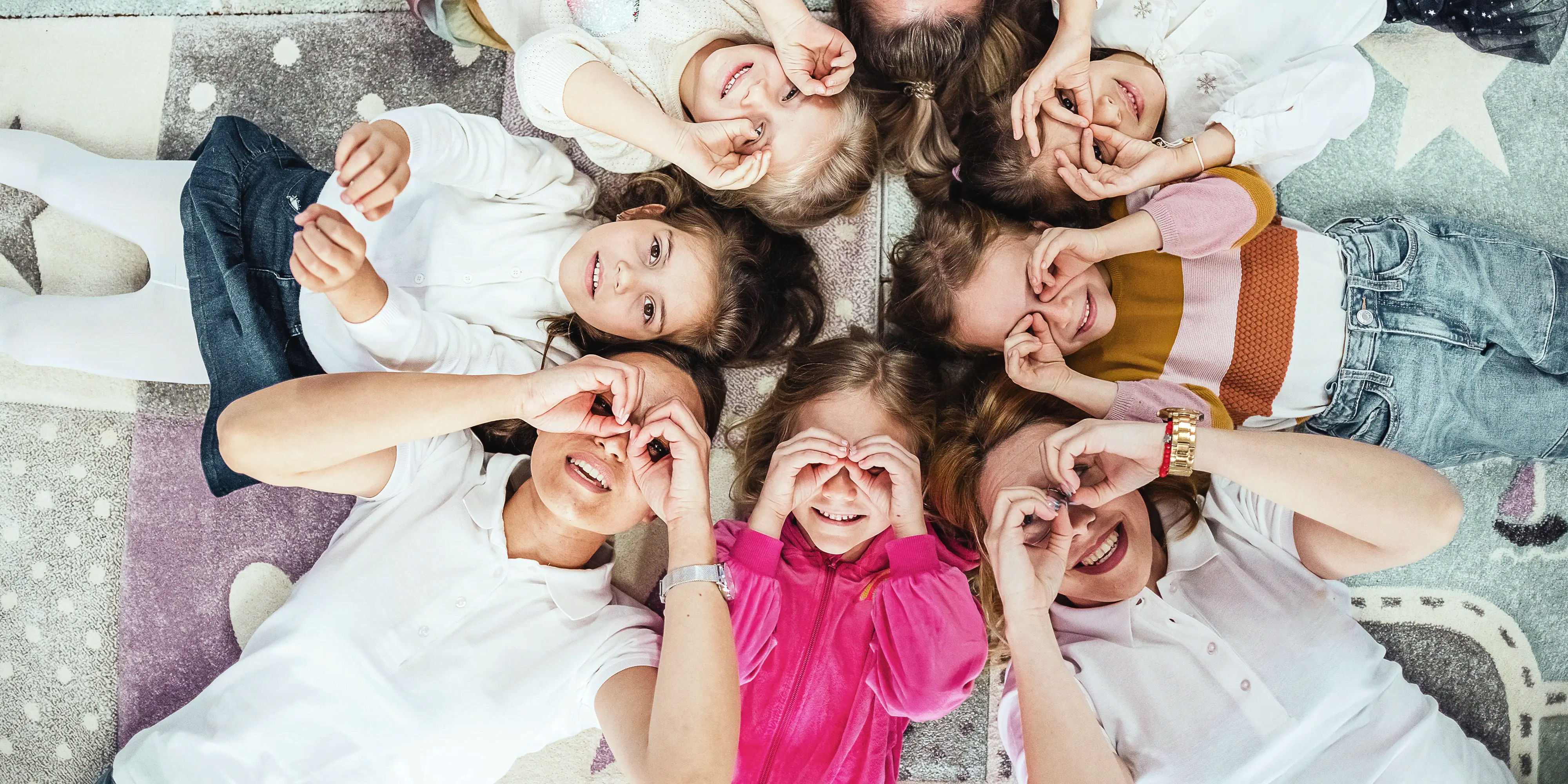 Titelbild der Infoseite "Fernstudium-nach-Erzieher-Ausbildung": Studentinspielt mit Kindern