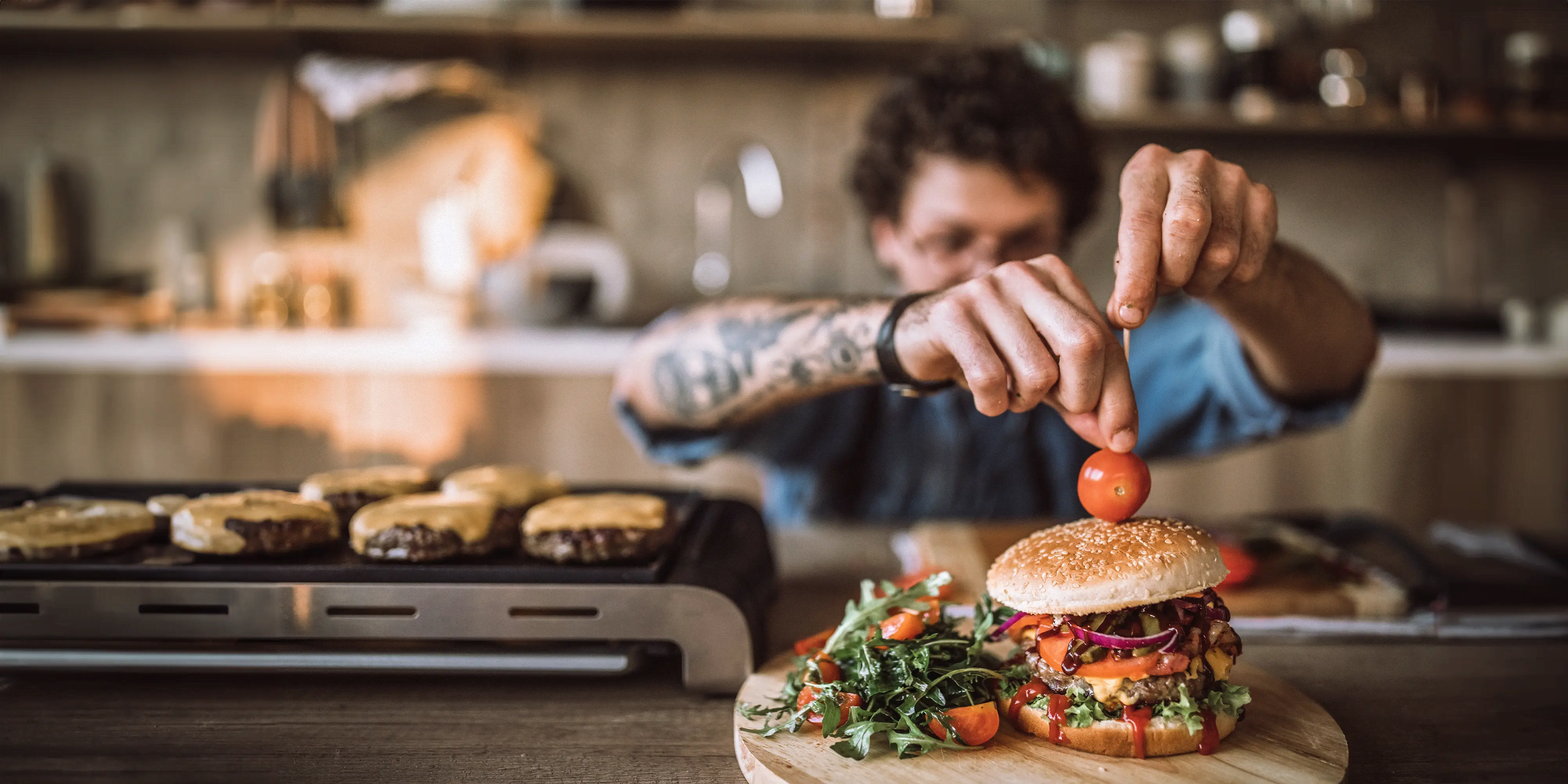 Titelbild der Infoseite "Fernstudium-Gastronomie": Student bereitet Essen vor