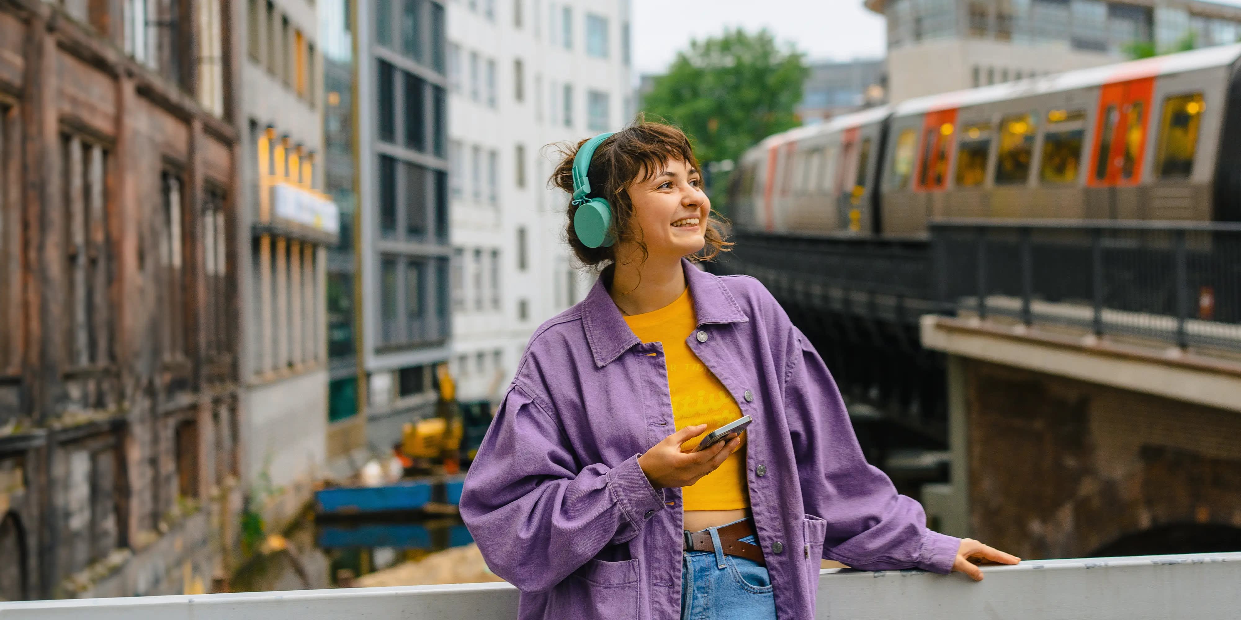 Titelbild der Infoseite "Fernstudium-mit-Fachhochschulreife": Studentin lacht