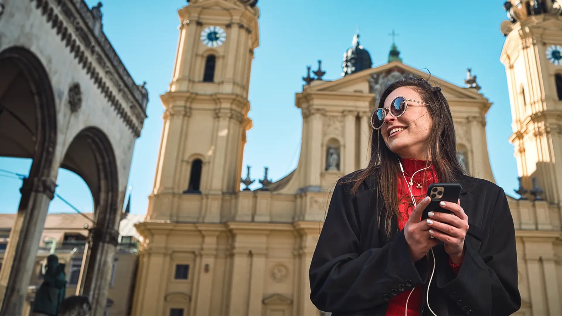 Titelbild zum Artikel "Studieren ohne Abitur in Bayern": Studentin am Odeonsplatz in München