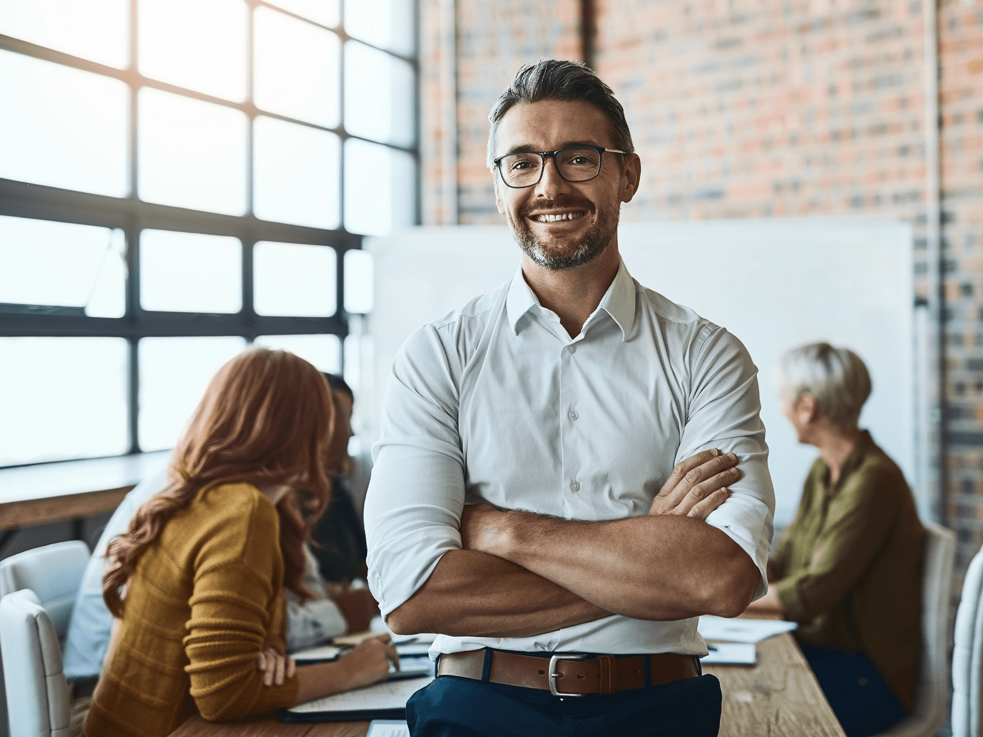 Study & Career Coaching an der IU: Coach mit Kollegen im Büro