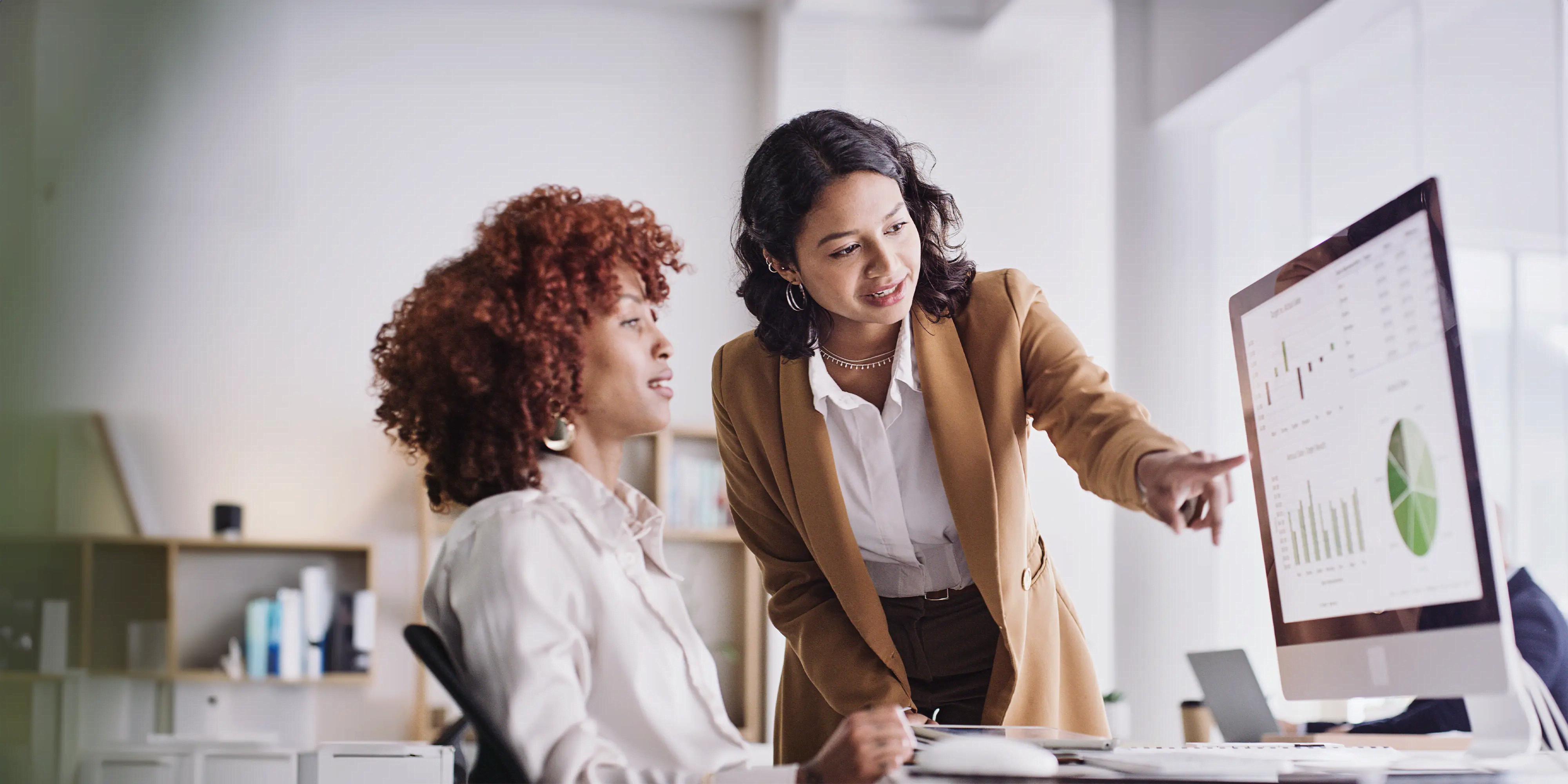 Titelbild der Infoseite "Bilanzbuchhalter Fernstudium": Studentinnen diskutieren Inhalte von Computer Screen