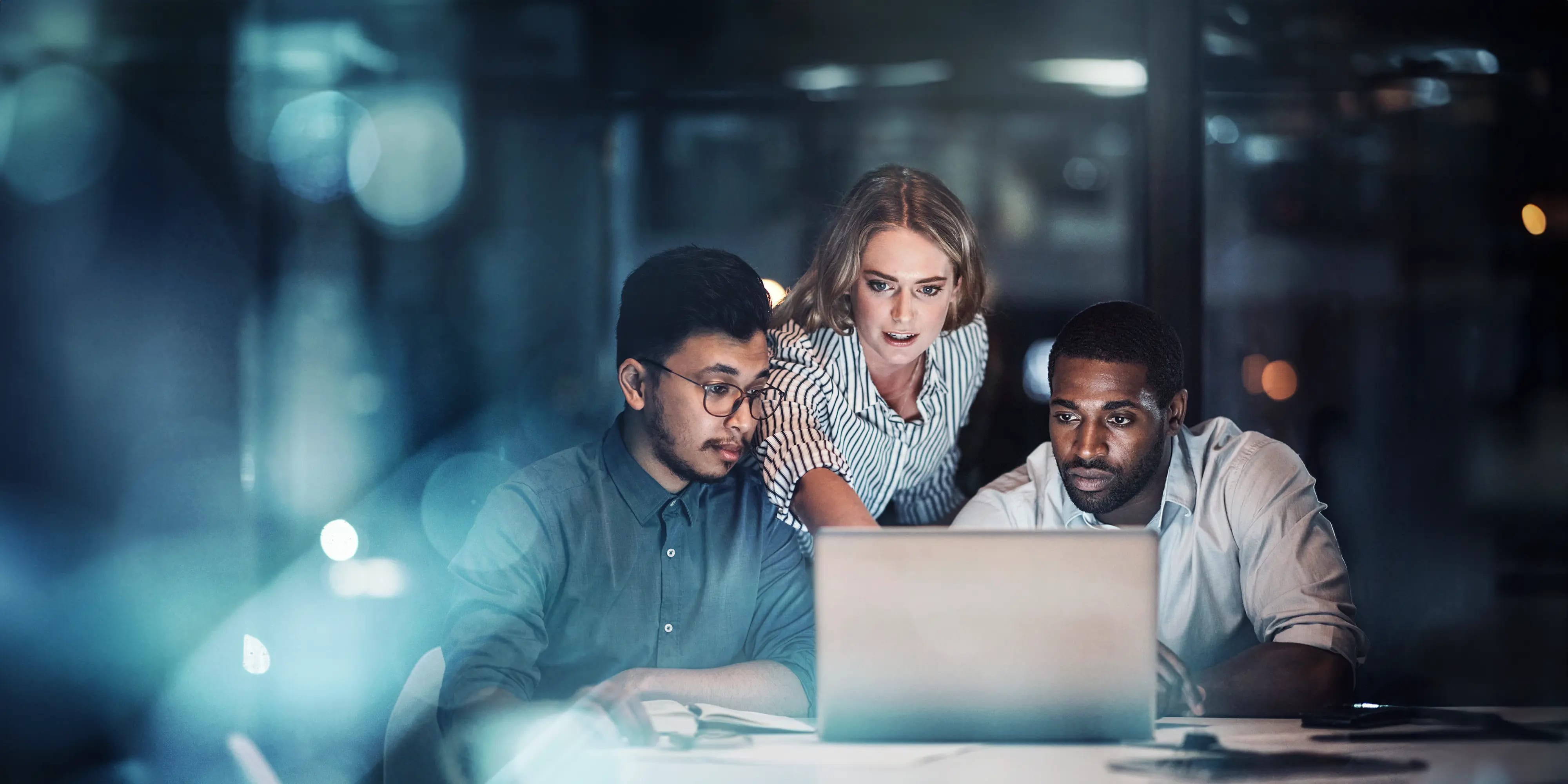 Titelbild der Infoseite "Fernstudium Kriminologie": Studentin und Studenten diskutieren Inhalte von Computer Screen