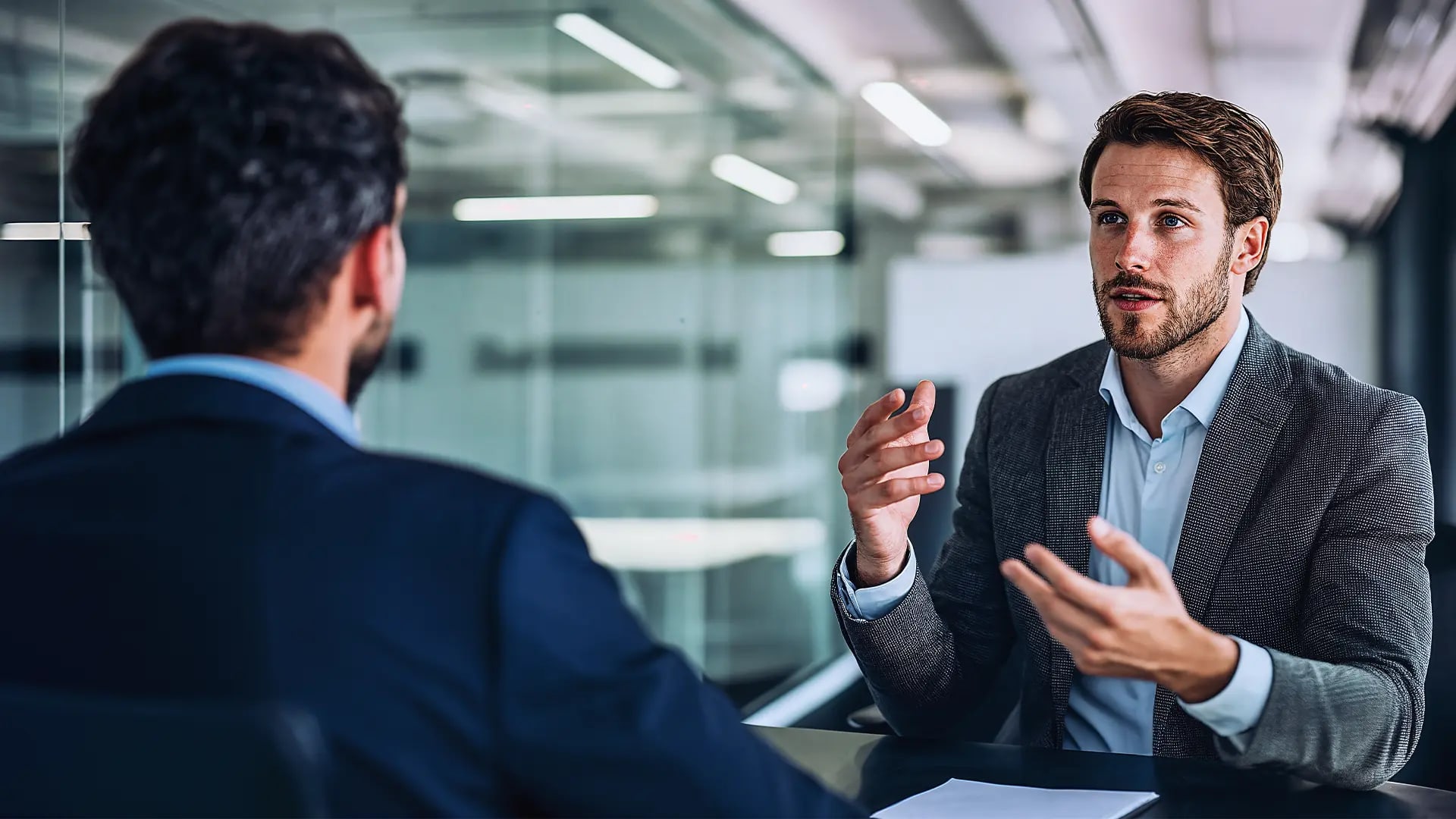 Titelbild zum Artikel "Investmentbanker werden": Bankmitarbeiter im Gespräch mit Kunden