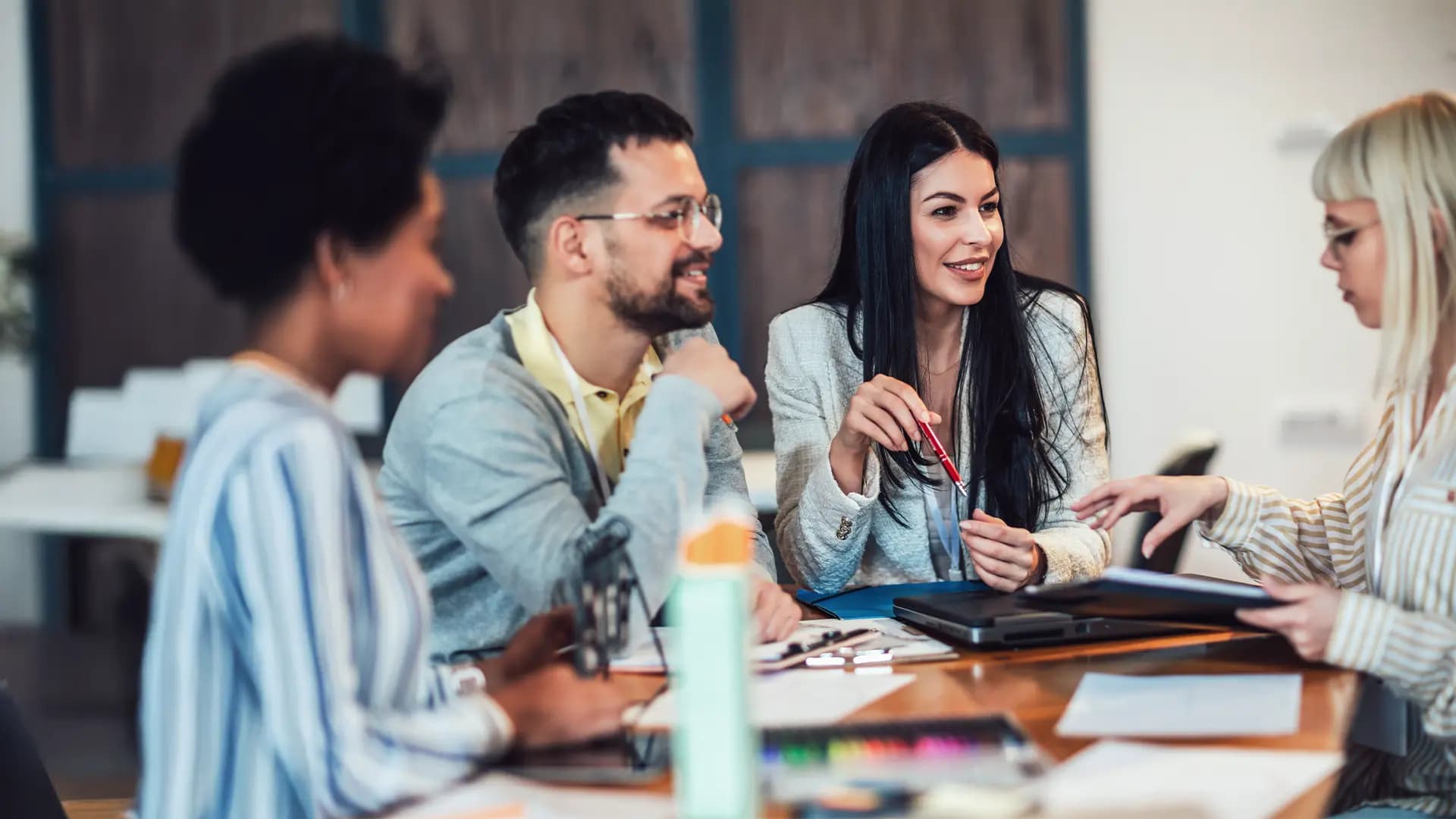 Titelbild zum Artikel "Kommunikationsdesign - Was ist das": Kommunikationsdesigner sitzen am Tisch und unterhalten sich