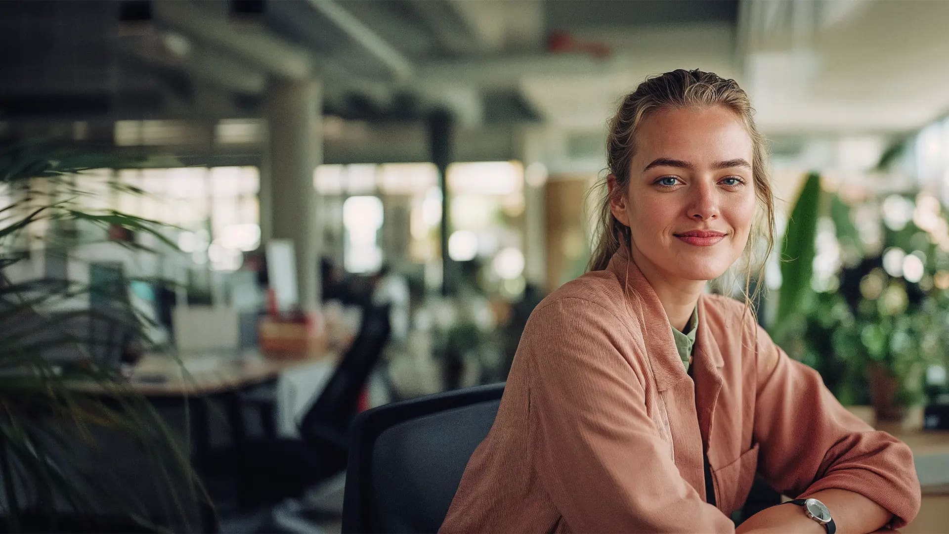 Titelbild zum Artikel "Was macht ein:e Verwaltungsfachangestellte:r?": Mitarbeiterin sitzt am Schreibtisch im Großraumbüro