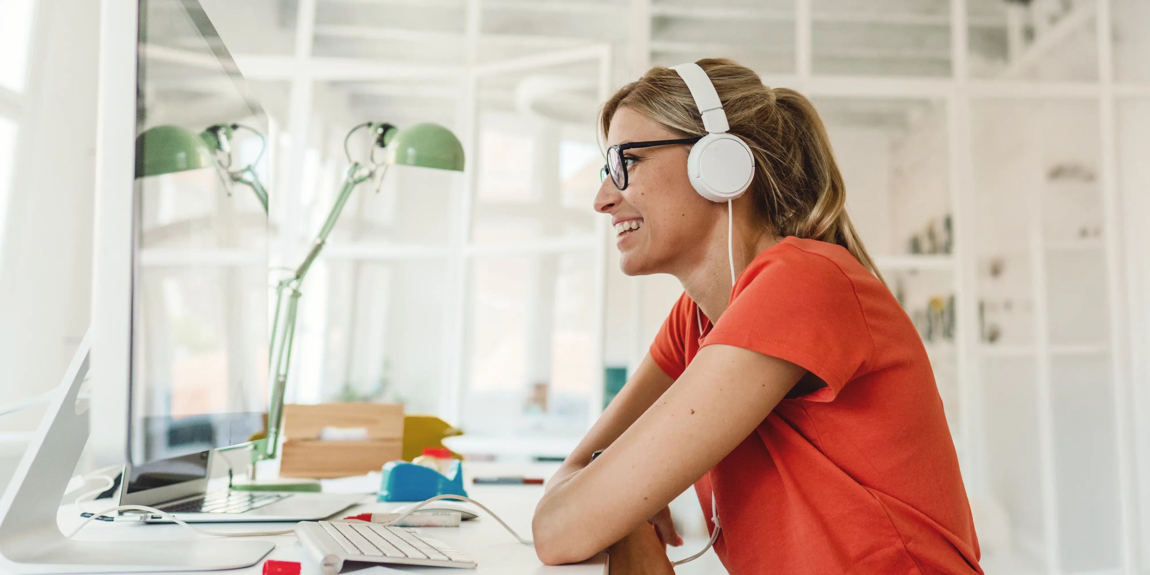 Online Infoveranstaltungen: Studentin mit Headset sitzt vor dem Laptop