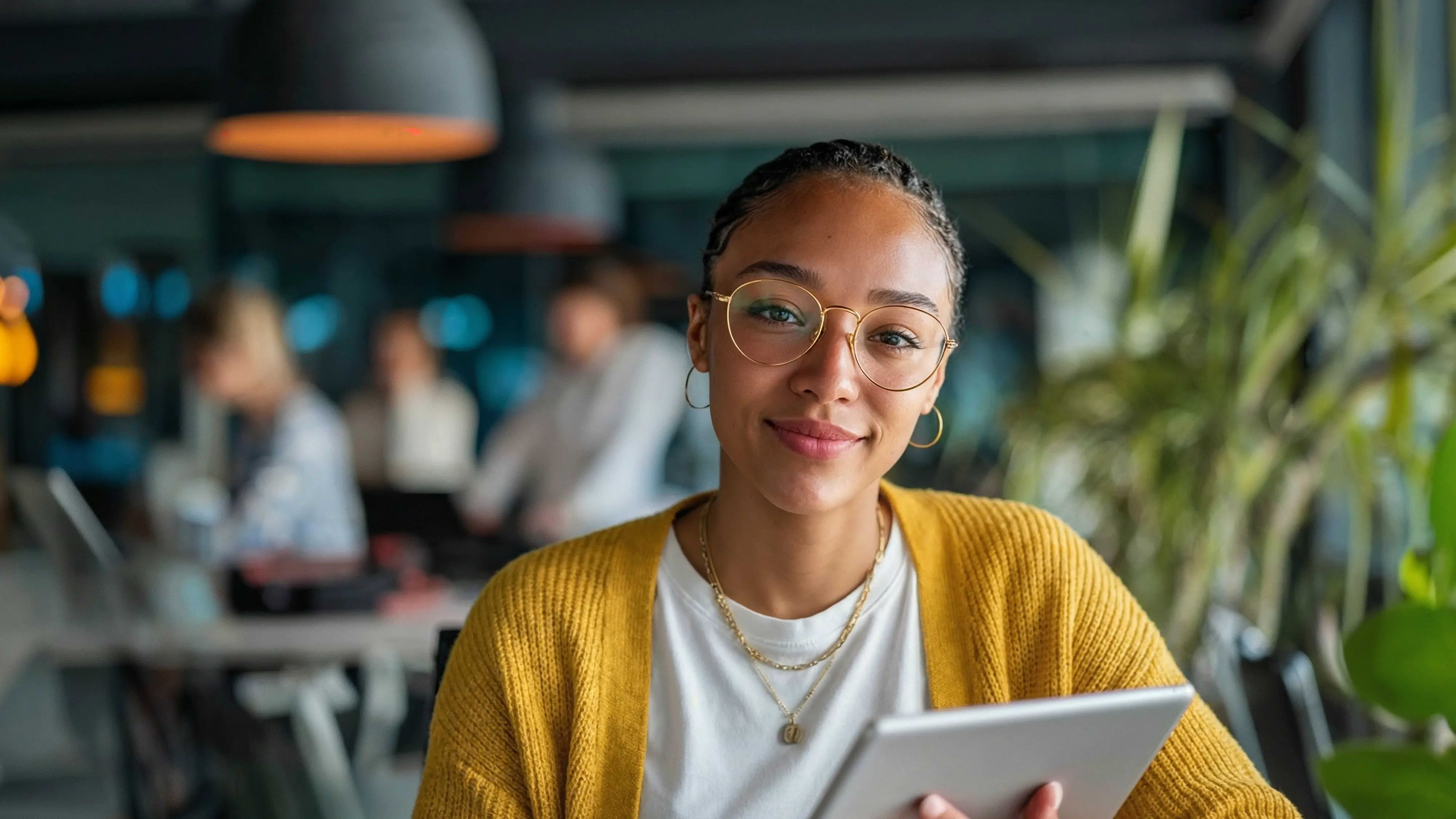 Bachelor BWL: Studentin mit Tablet im Campus
