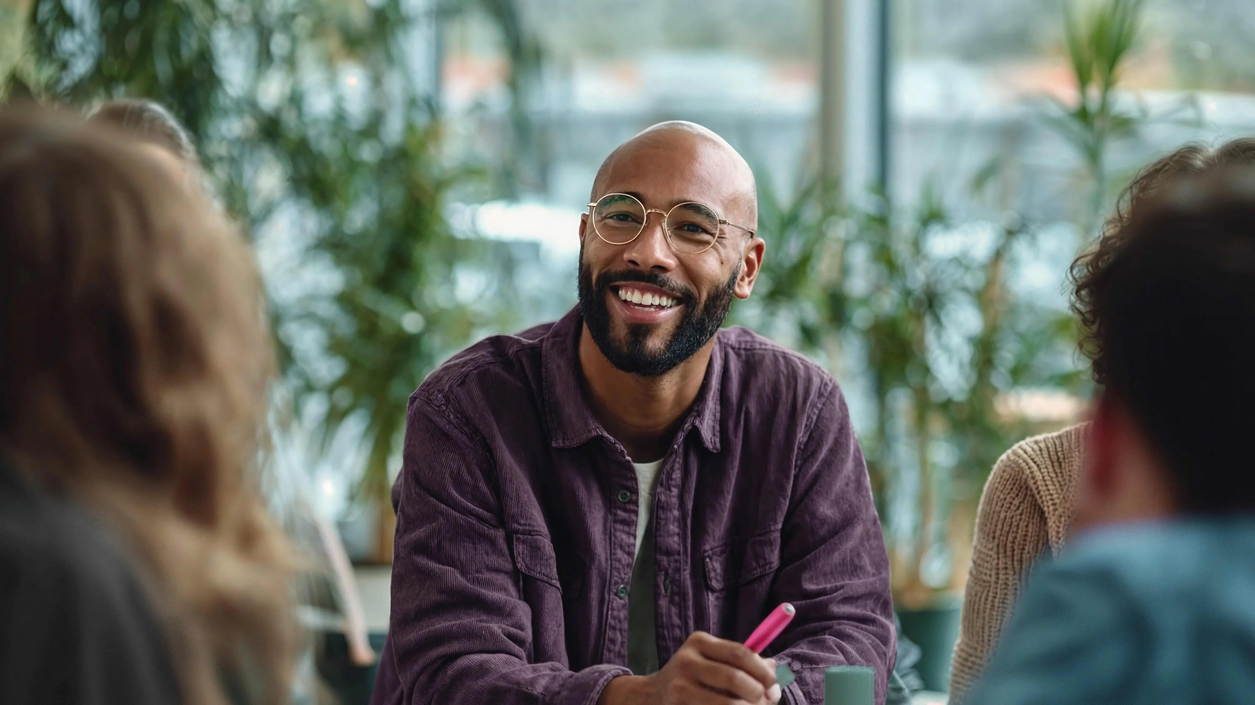 Bachelor Psychologie: Student unterhält sich mit Kommilitonen