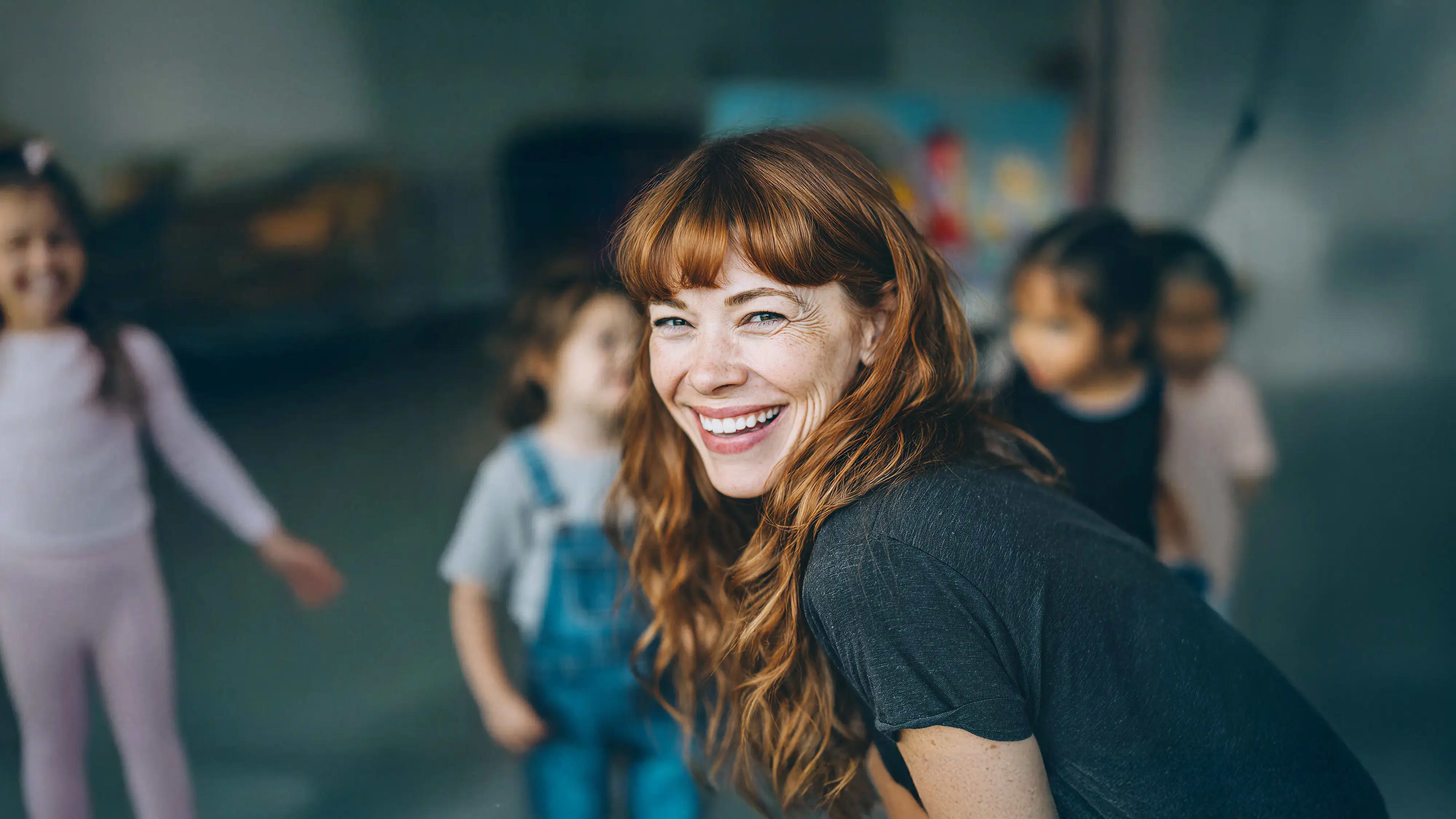 Bachelor Soziale Arbeit: Frau mit Gruppe von Kindern