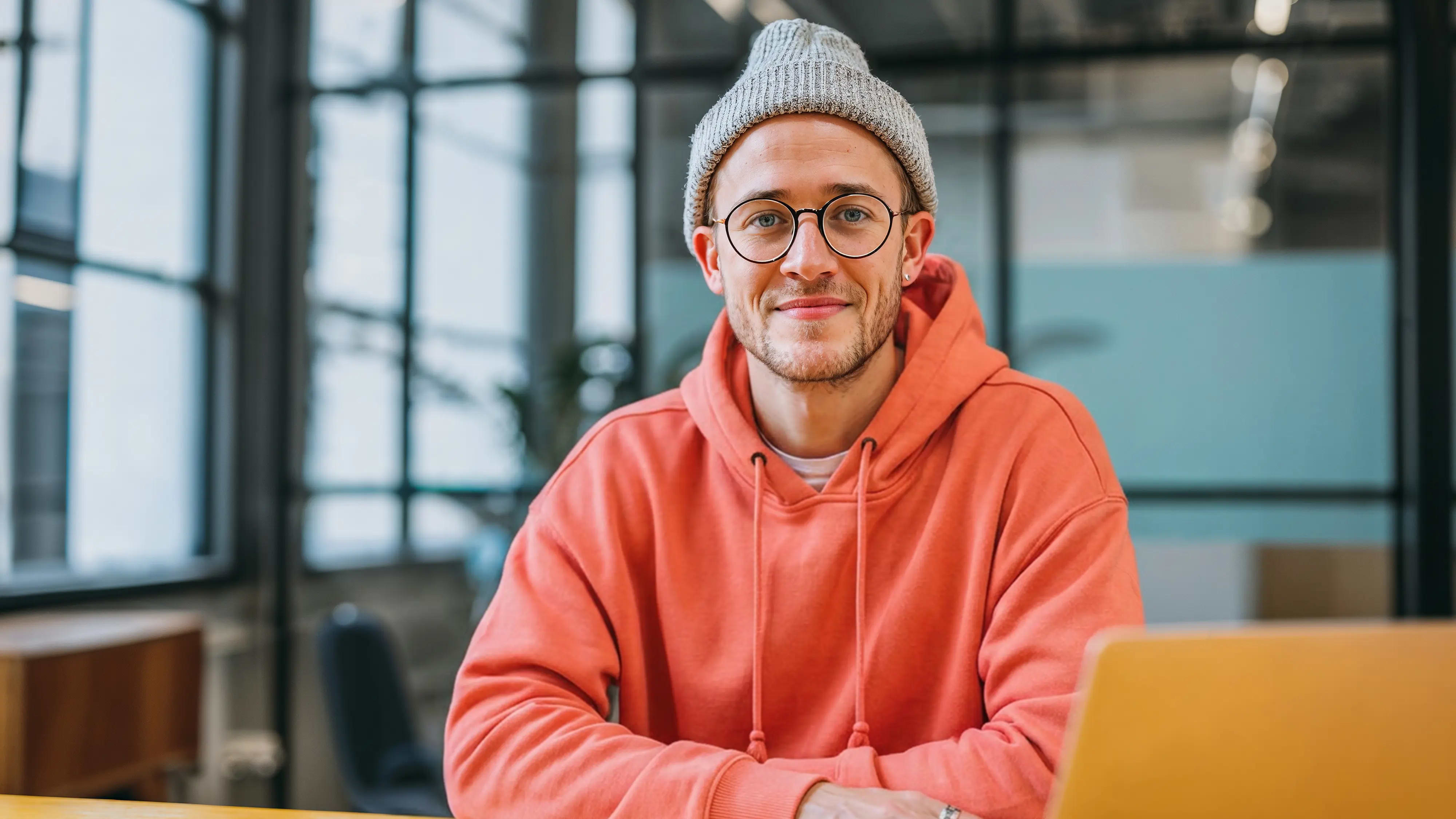 Bachelor Online-Marketing: Mann am Schreibtisch mit Laptop, AI-generated