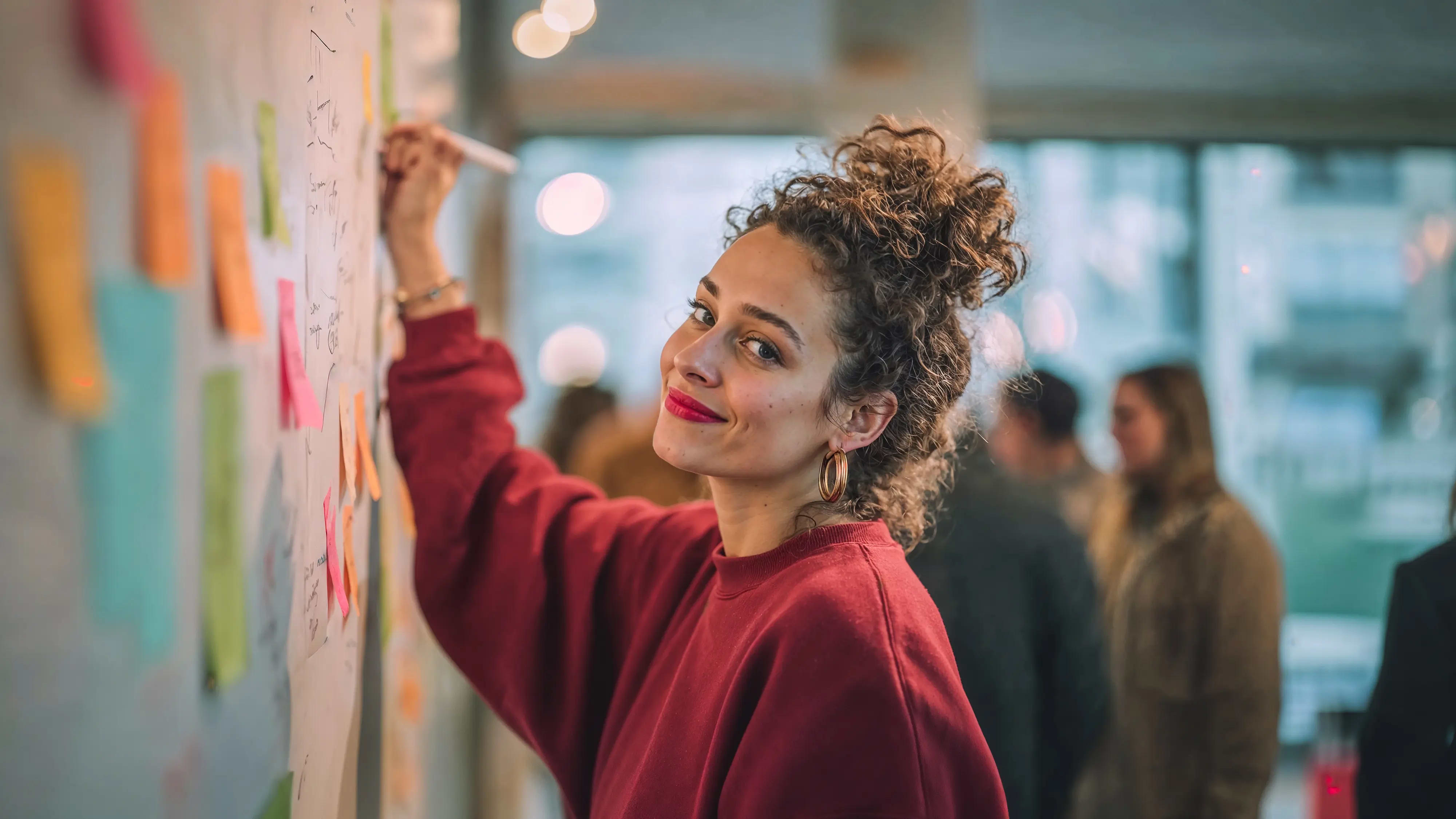 Bachelor Personalmanagement: Frau ans Whiteboard schreibend, AI-generated