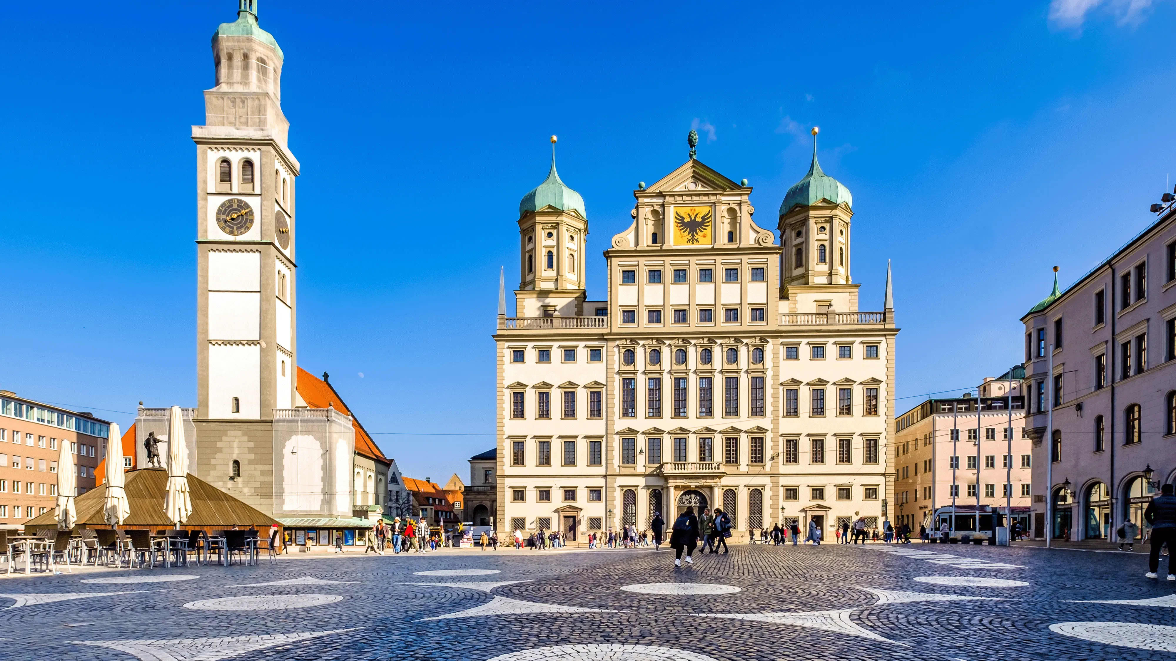 Titelbild auf Studienortseite "duales Studium Augsburg": Blick auf den Rathausplatz in Augsburg mit Perlachturm und Rathaus., AI-generated