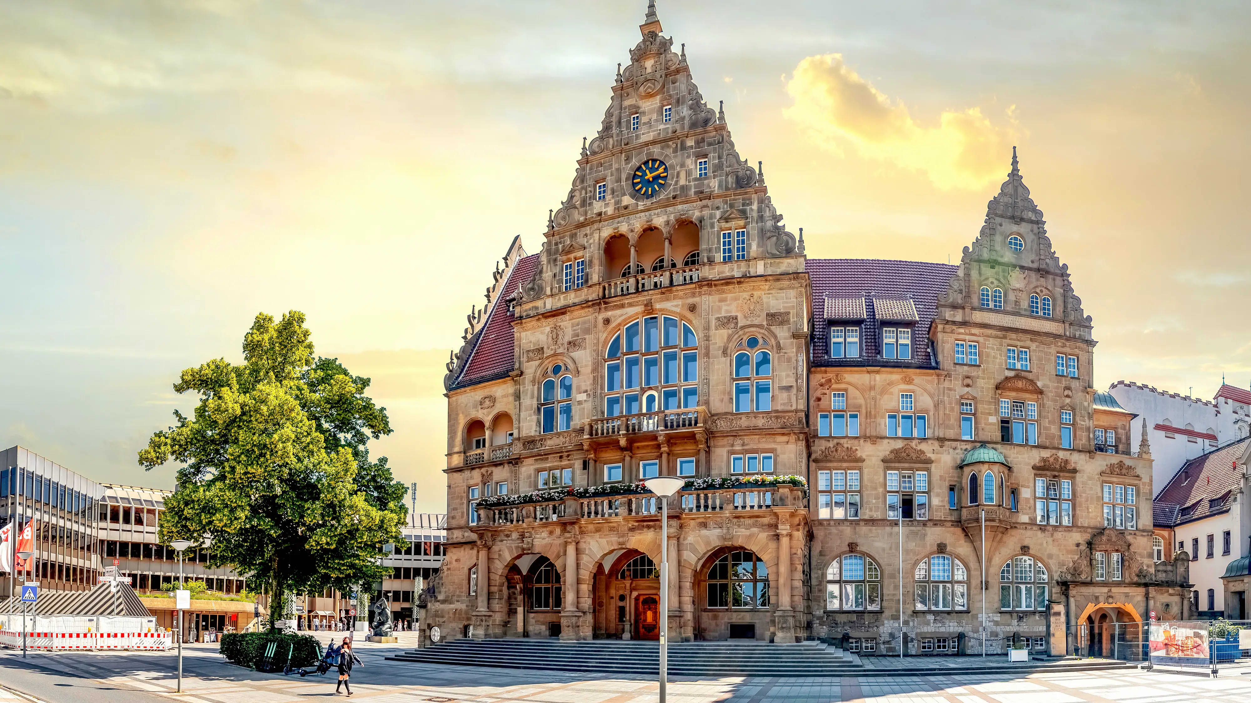 Titelbild auf Studienortseite "duales Studium Bielefeld": Blick auf das Alte Rathaus Bielefeld bei Sonnenuntergang., AI-generated