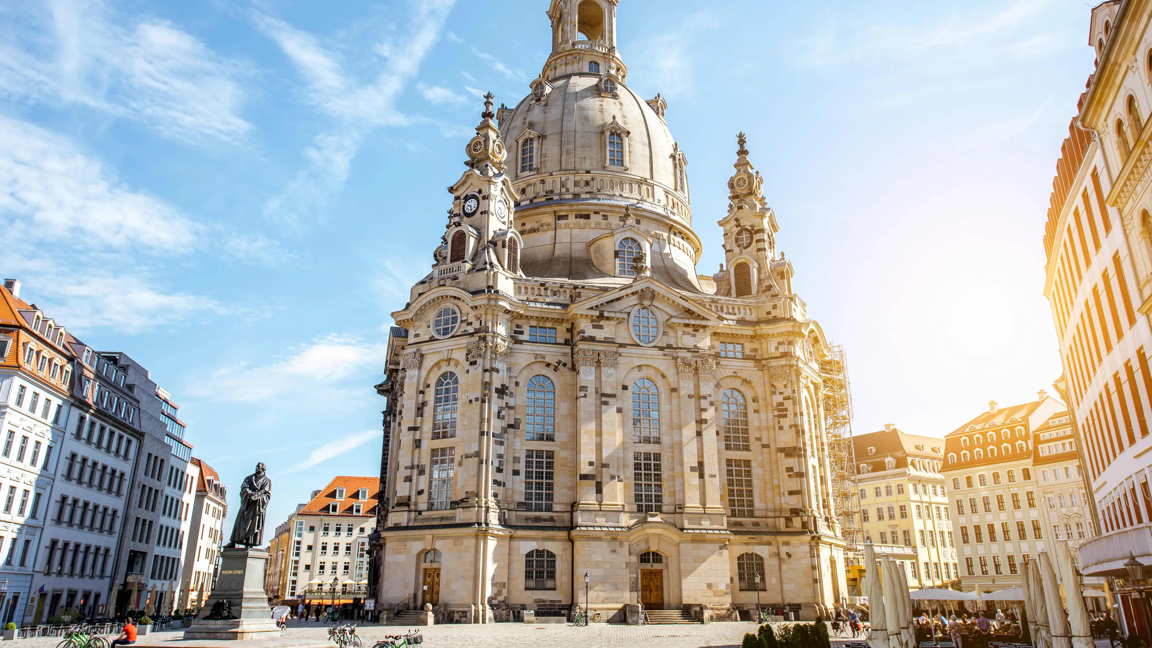 Titelbild auf Studienortseite "duales Studium Dresden": Blick auf die Dresdner Frauenkirche mit Martin-Luther-Denkmal bei Sonnenschein., AI-generated