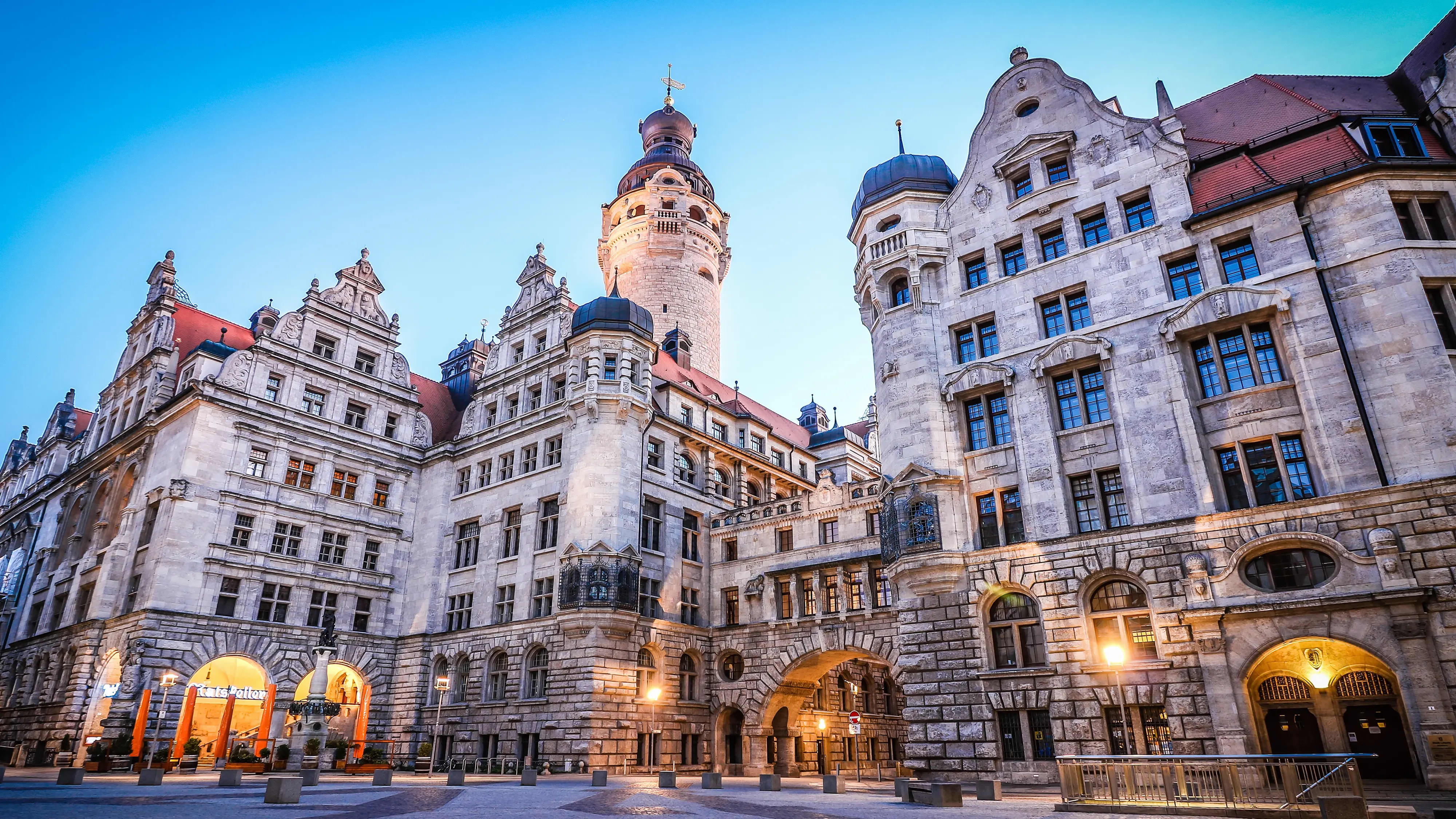 Titelbild auf Studienortseite "duales Studium Leipzig": Blick auf das Neue Rathaus Leipzig mit Rathausturm in der Abenddämmerung., AI-generated