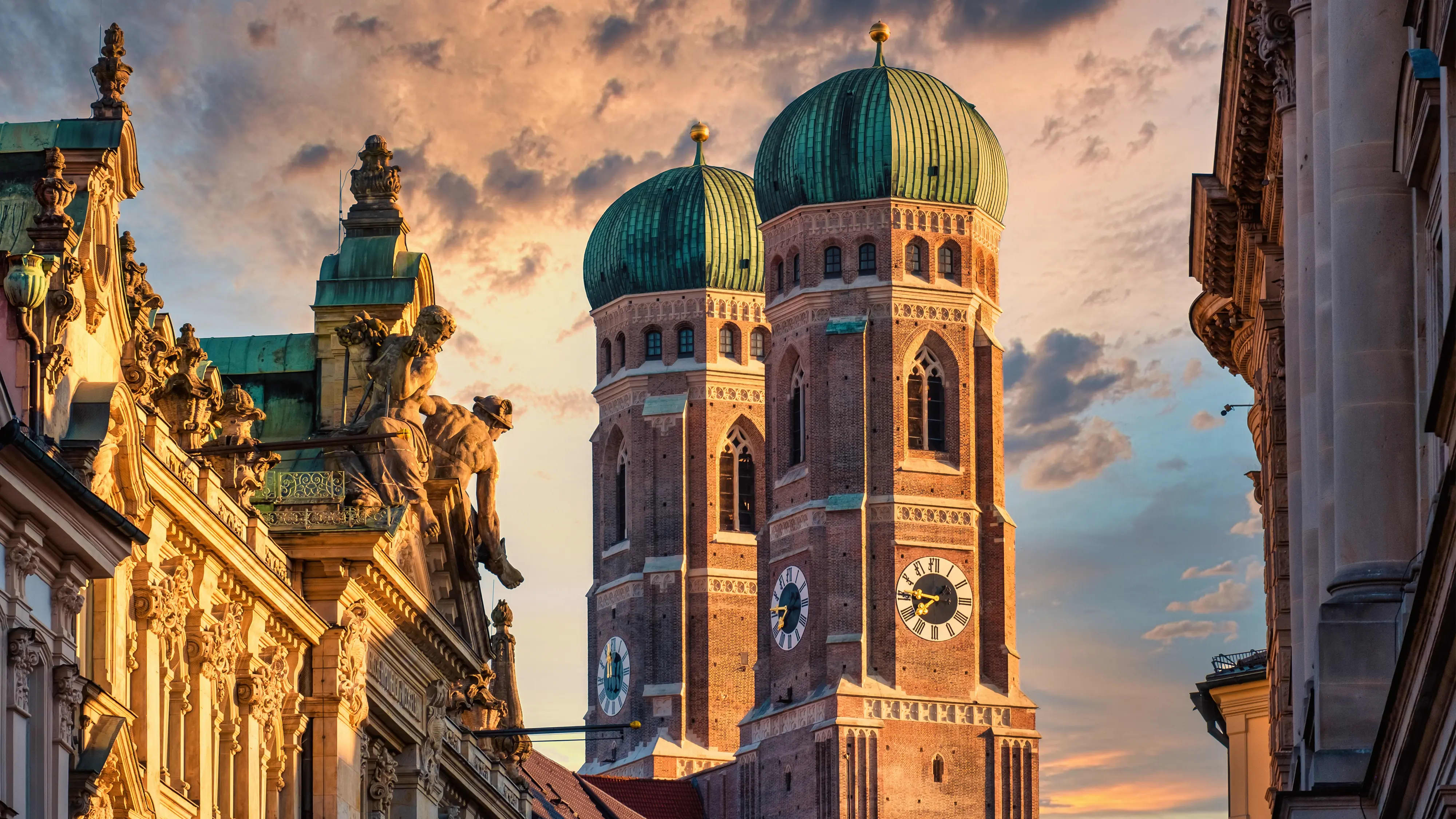 Titelbild auf Studienortseite "duales Studium München": Nahaufnahme der Türme der Frauenkirche München bei Sonnenuntergang., AI-generated
